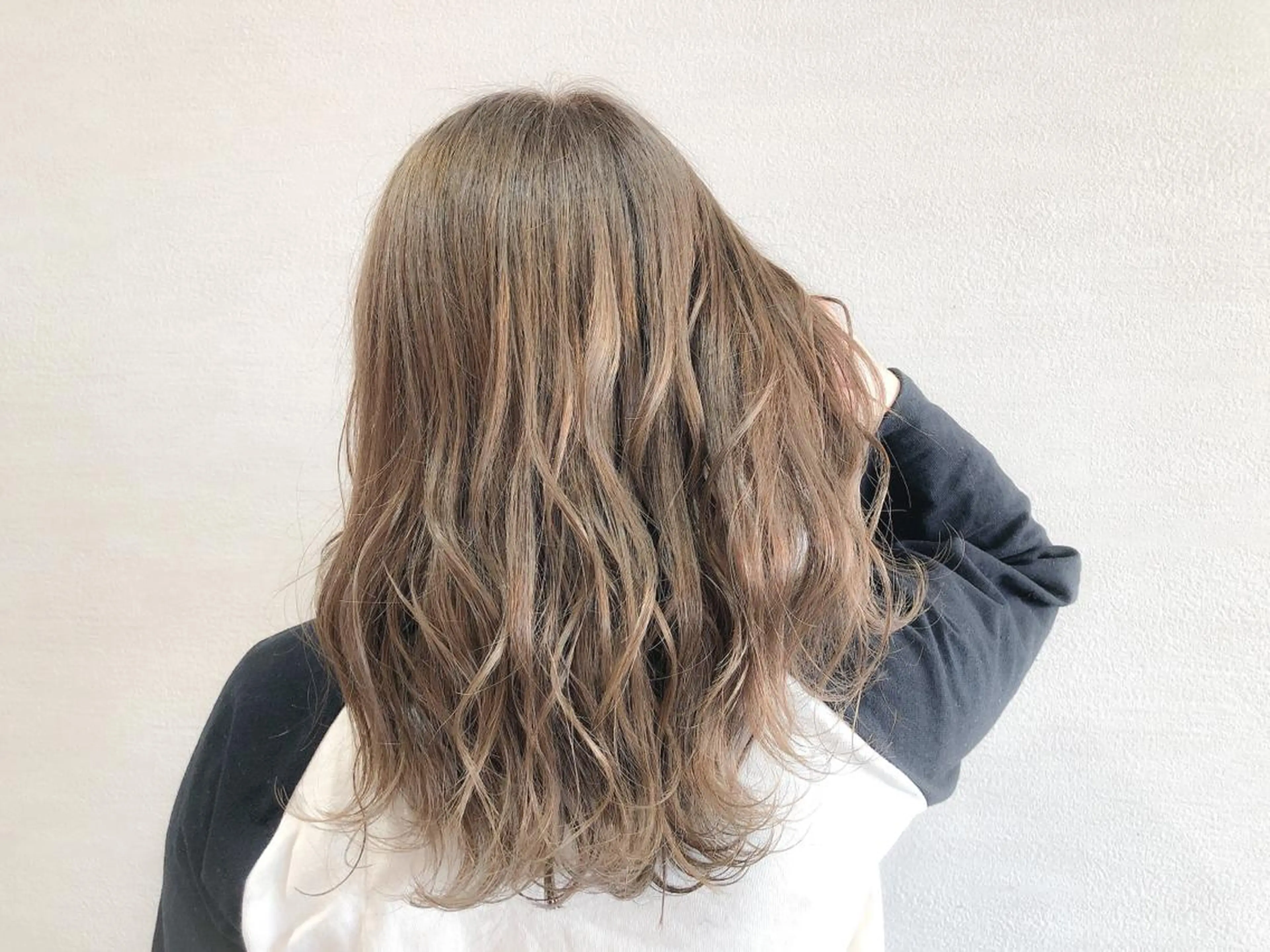 セミロング カラー ベージュカラー ハイトーンカラー ミルクティーベージュ 小森 拓哉のヘアスタイル