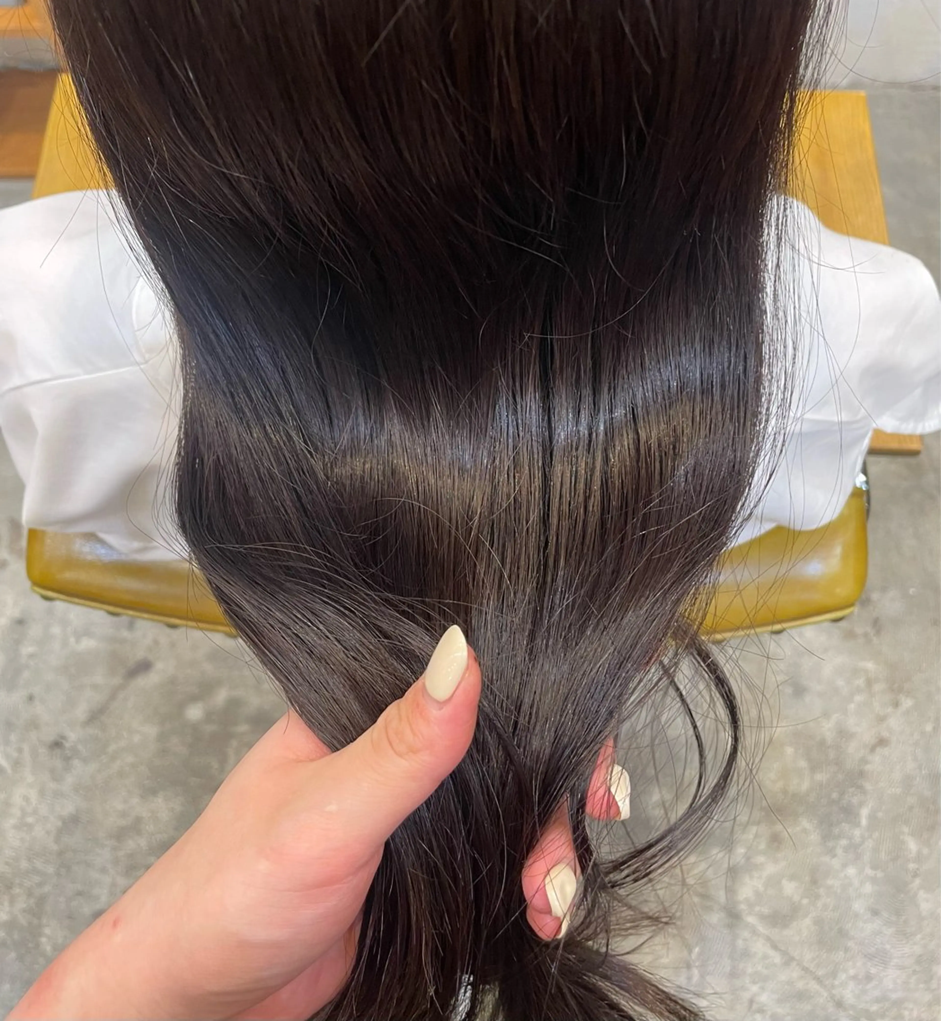 カラー グレージュ ayane / ロングレイヤーカットのヘアスタイル