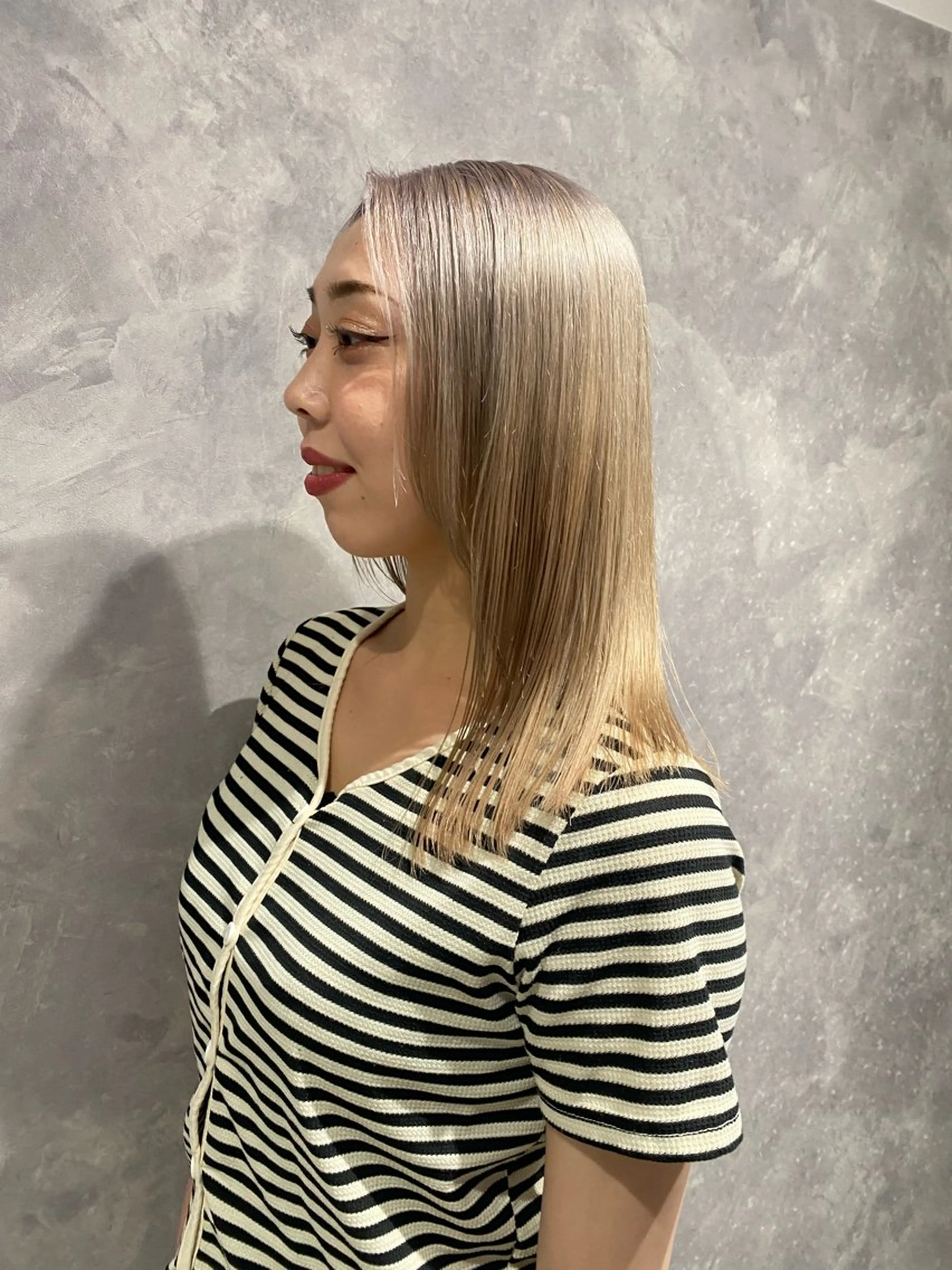 セミロング カラー ベージュカラー ブリーチ ケアブリーチ ハイトーンカラー ハイトーンベージュ rilas博多所属・博多JYUI/ウルフ ハイトーン/デザインのヘアスタイル