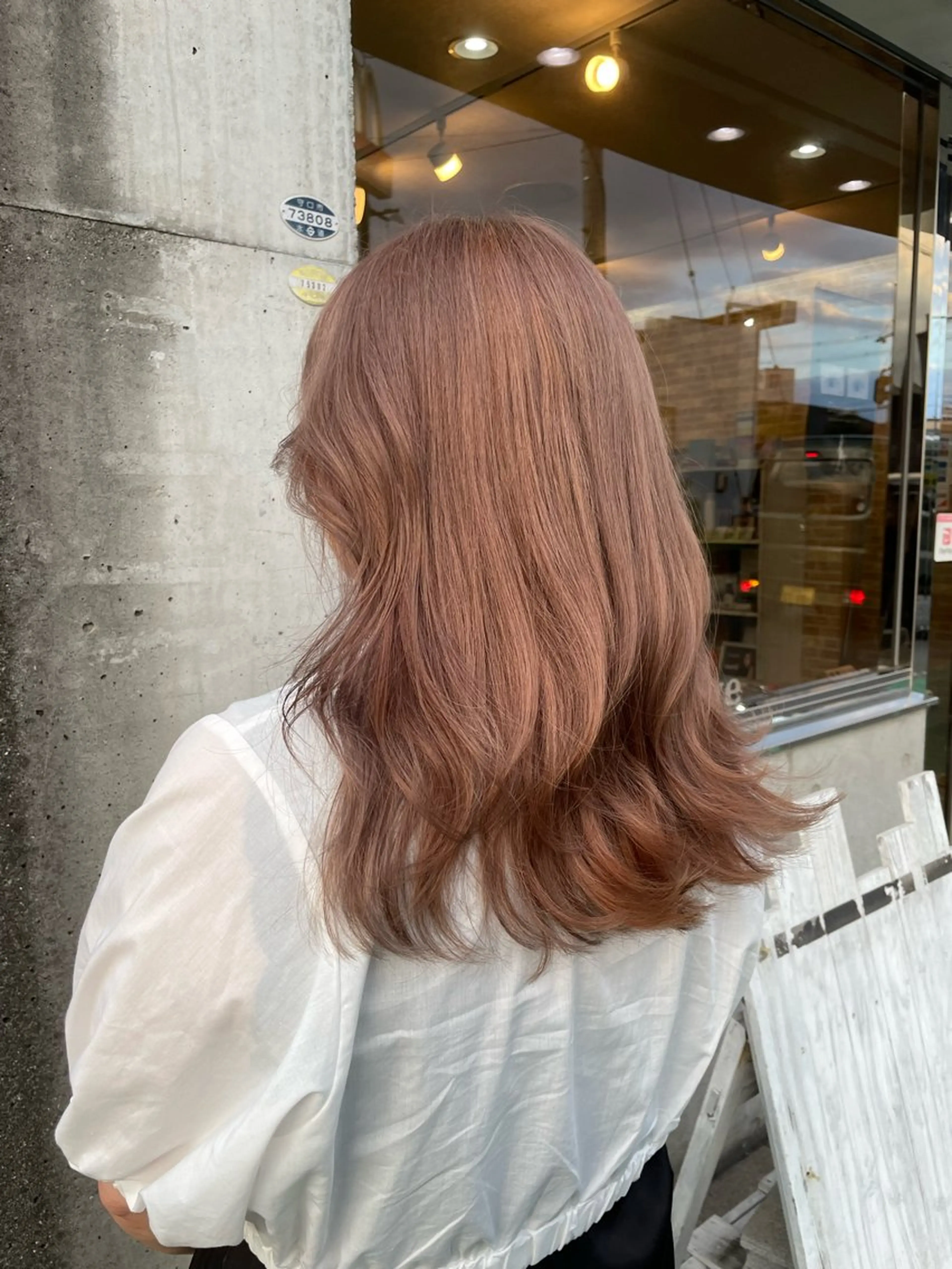 セミロング カラー ブリーチ カット ヘアカラー シモダ クルミのヘアスタイル