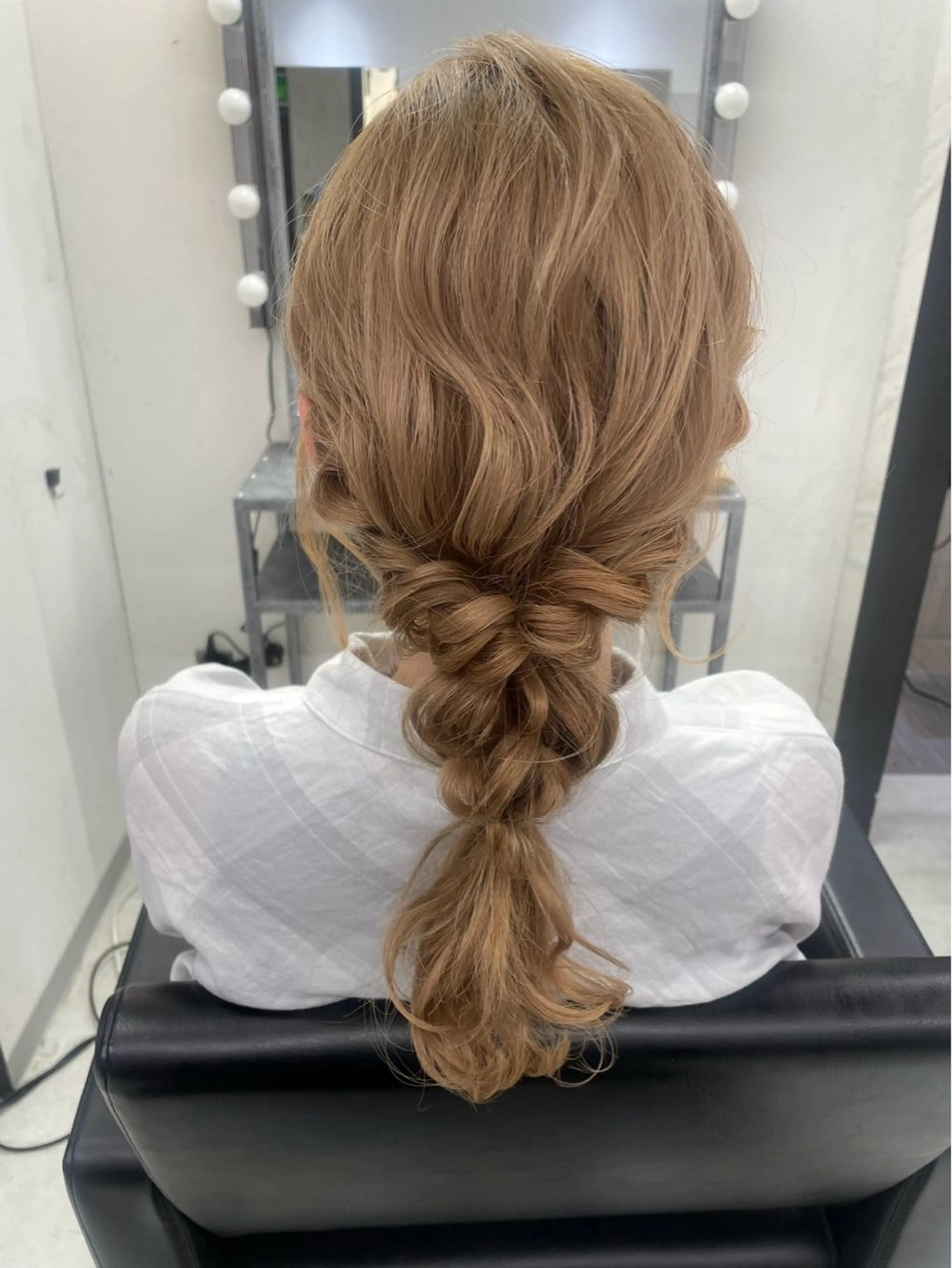 ロング 赤みなしオリーブ ハイトーン×レイヤーのヘアスタイル