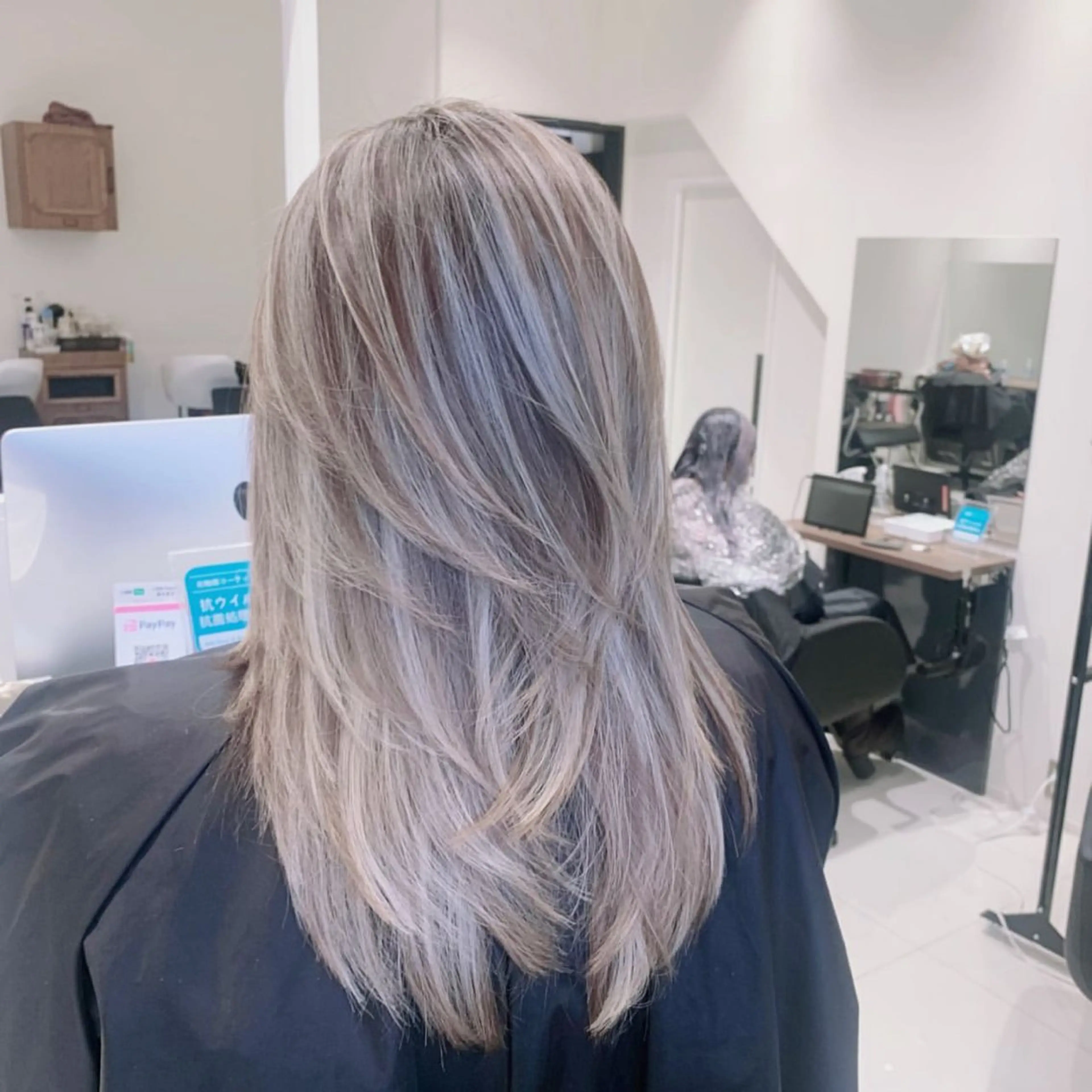 ロング カラー ブリーチ ケアブリーチ ヘアカラー オフホワイトアンドなんば所属・福西 洋斗のヘアスタイル