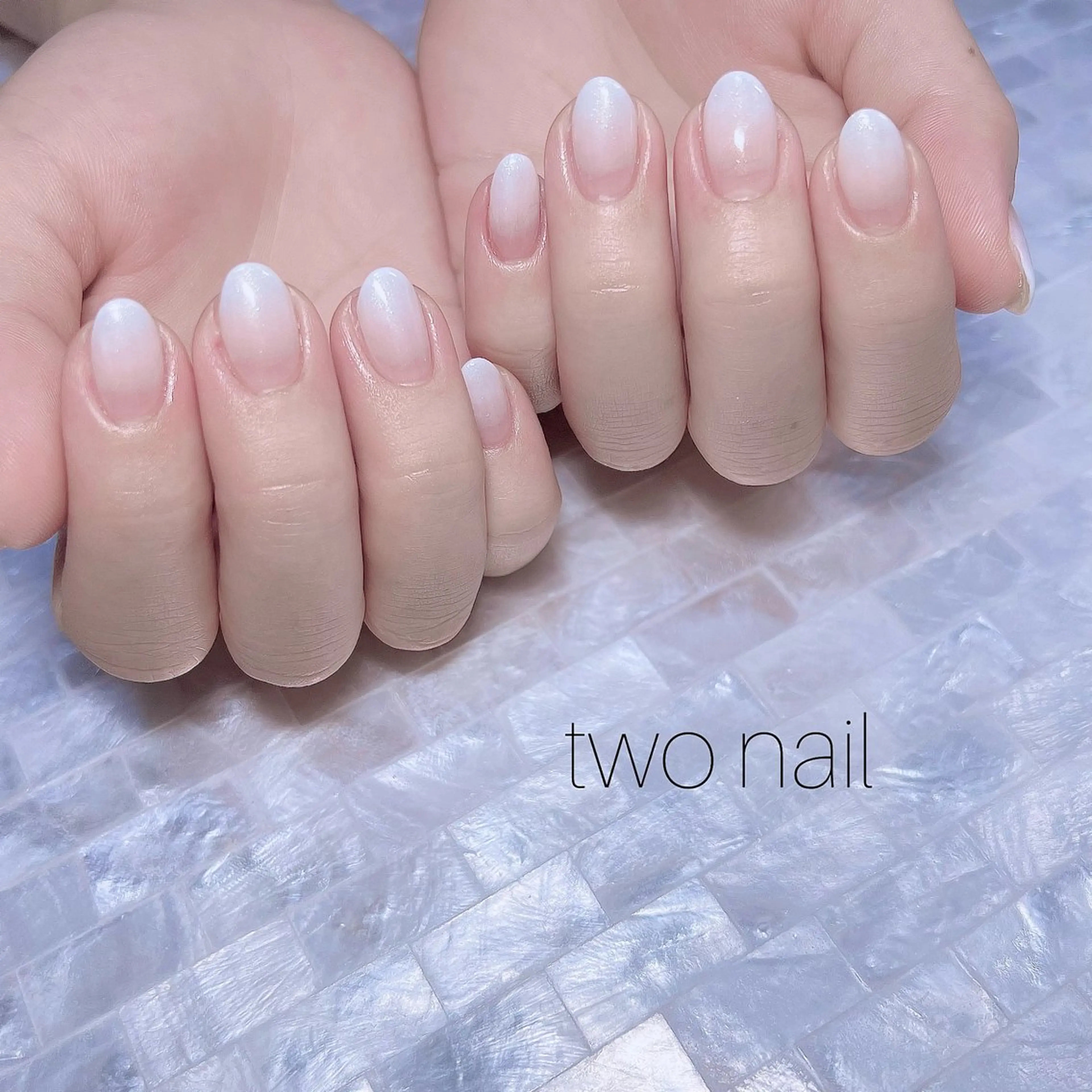 ネイル キラキラネイル ネイルチップ ホワイト ハンドネイル two nailのネイルデザイン