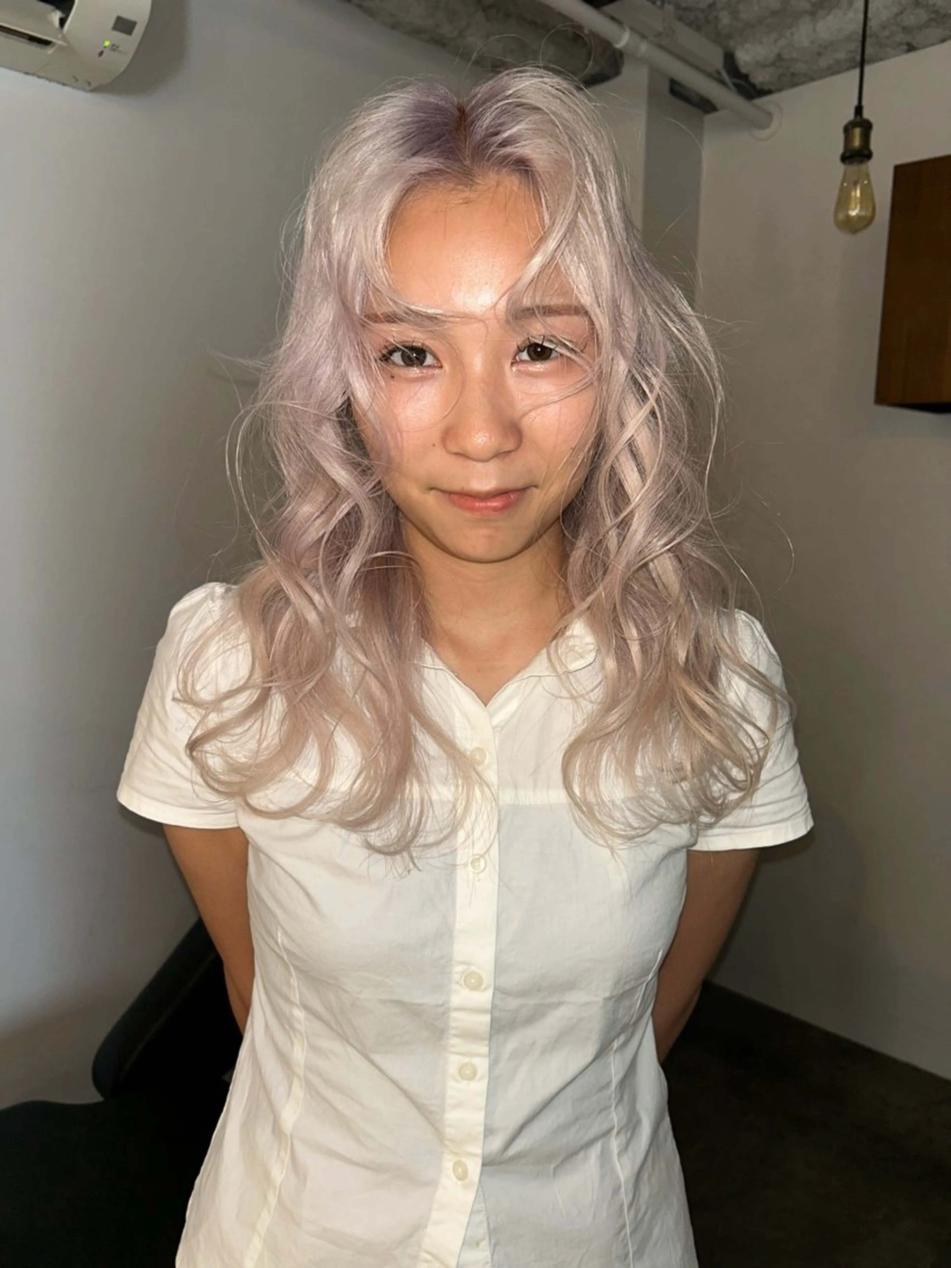 ロング カラー ブロンド ハイトーンカラー ホワイトブロンド カット ヘアカラー トリートメント Loom.所属・村上雅人 ナチュラルモードのヘアスタイル