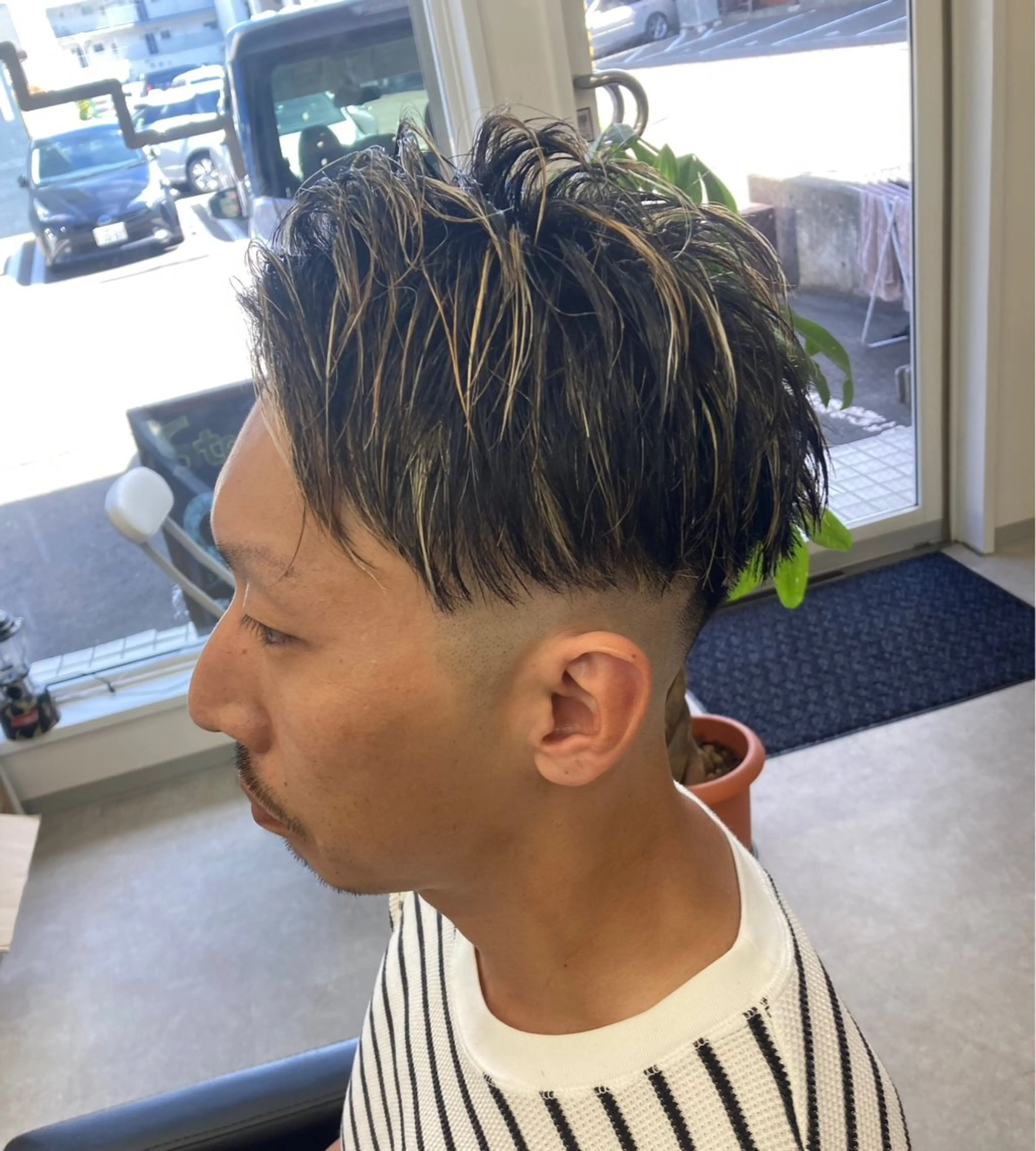 ショート カラー メンズ フェードカット メンズメッシュ スキンフェード メッシュ 深堀 勇弥のヘアスタイル