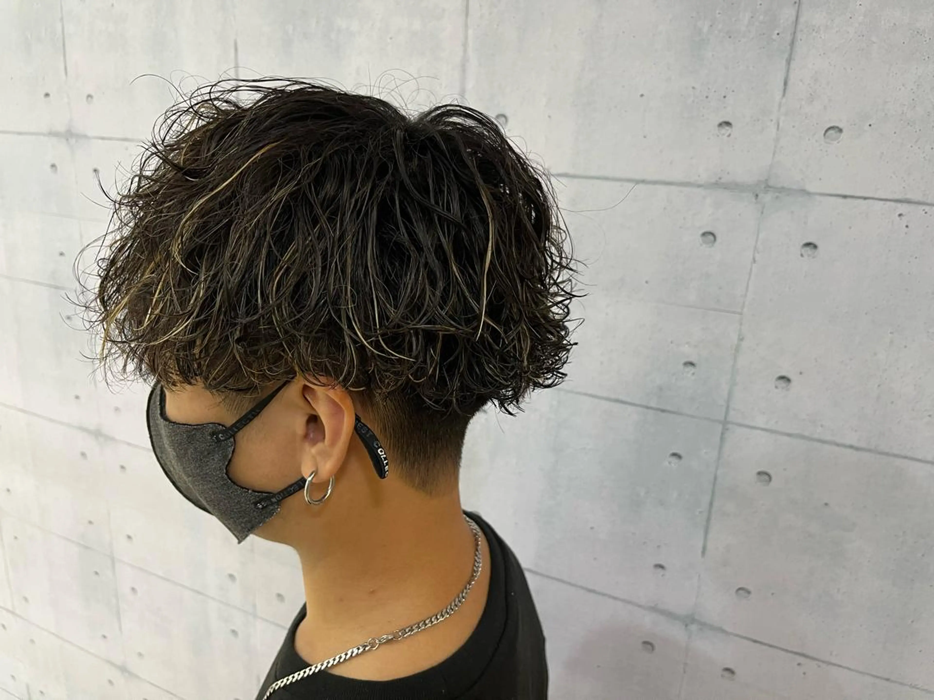 ミディアム パーマ メンズ マッシュ 波巻きパーマ カット パーマ 韓国風メンズ/毛流れ ヘアなら須田龍世のヘアスタイル