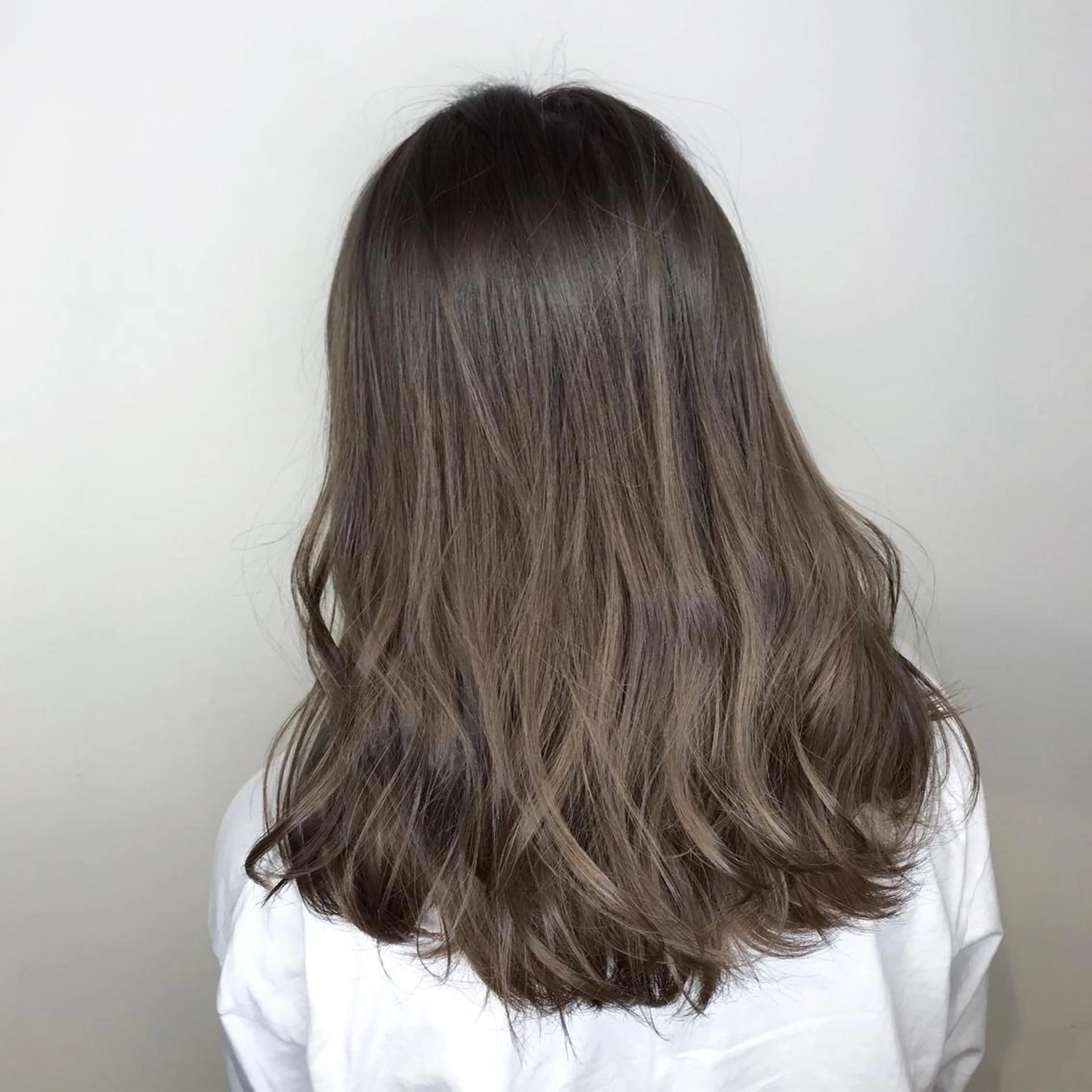 ミディアム カラー アッシュ アッシュグレー アッシュグレージュ バレイヤージュ ブリーチ AMI Hair  supply所属・髪質改善カラー 韓国風レイヤーのヘアスタイル