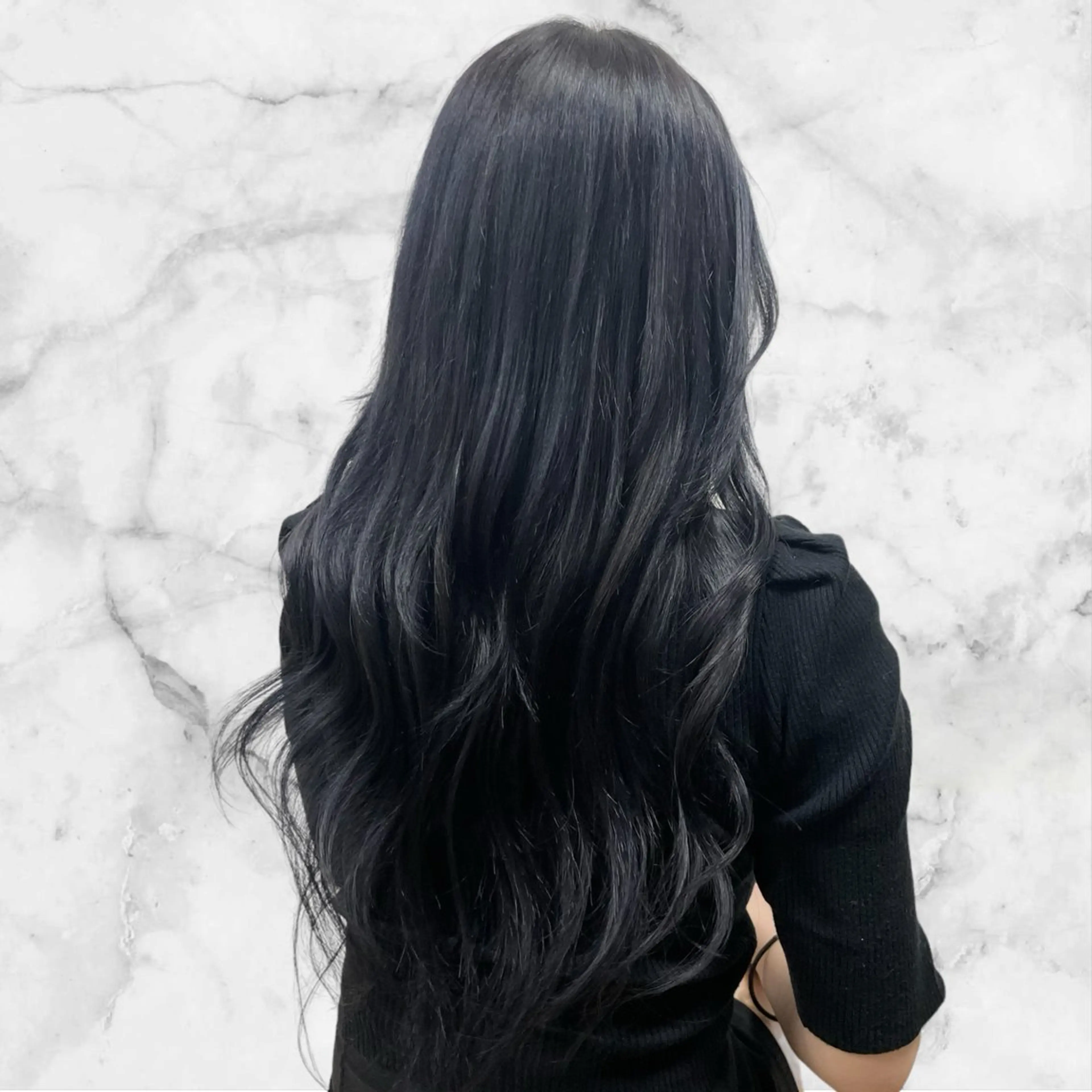 ロング カラー 黒髪 ブリーチ ブルーカラー ブルーブラック ヘアカラー セルバ所属・HIRORO ブリーチ/ハイトーンのヘアスタイル