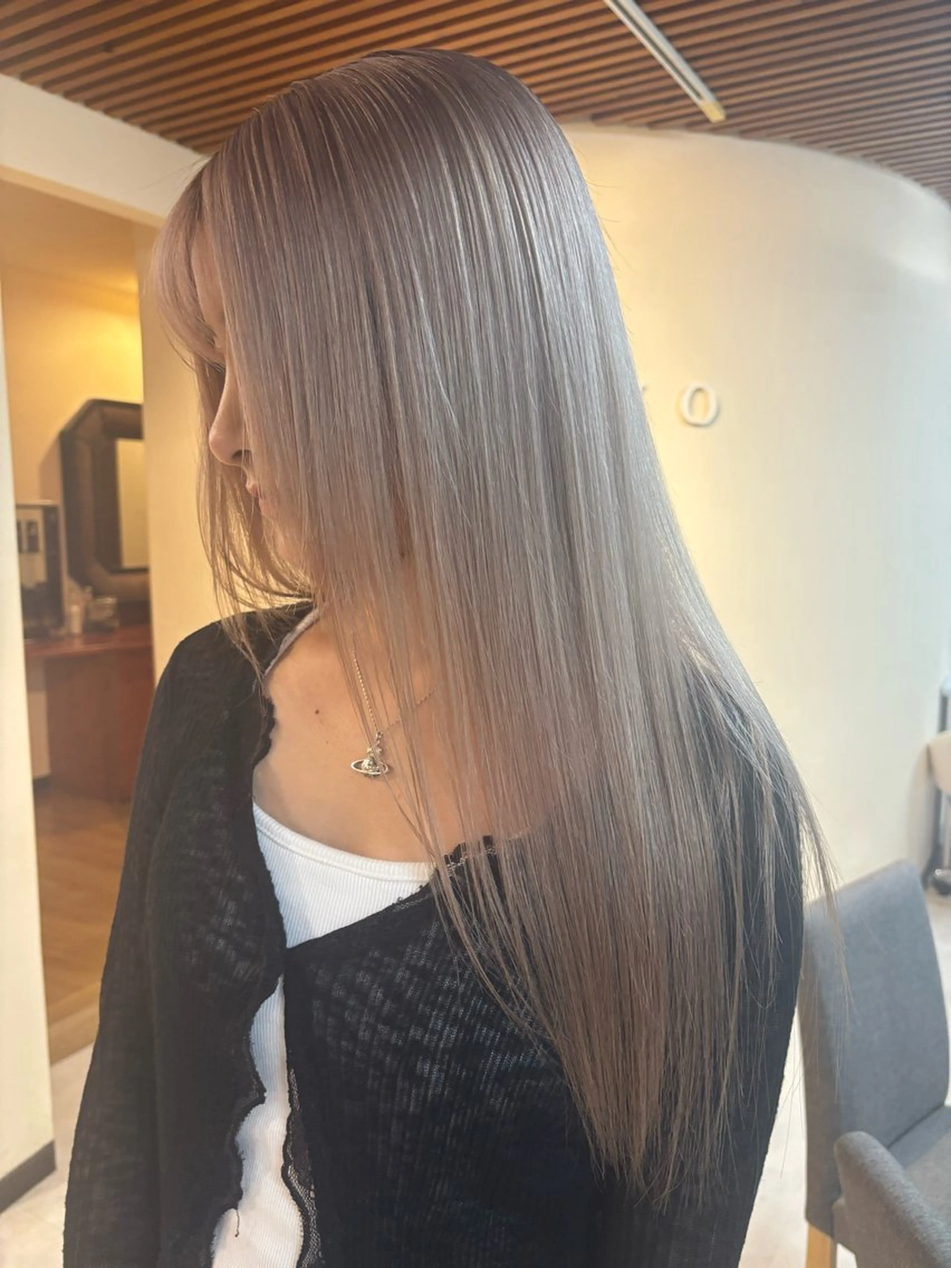 ロング カラー ベージュカラー ブリーチ ハイトーンカラー ホワイトベージュ カット ヘアカラー トリートメント デザインカラー／ ハイトーン／竹井俊介のヘアスタイル