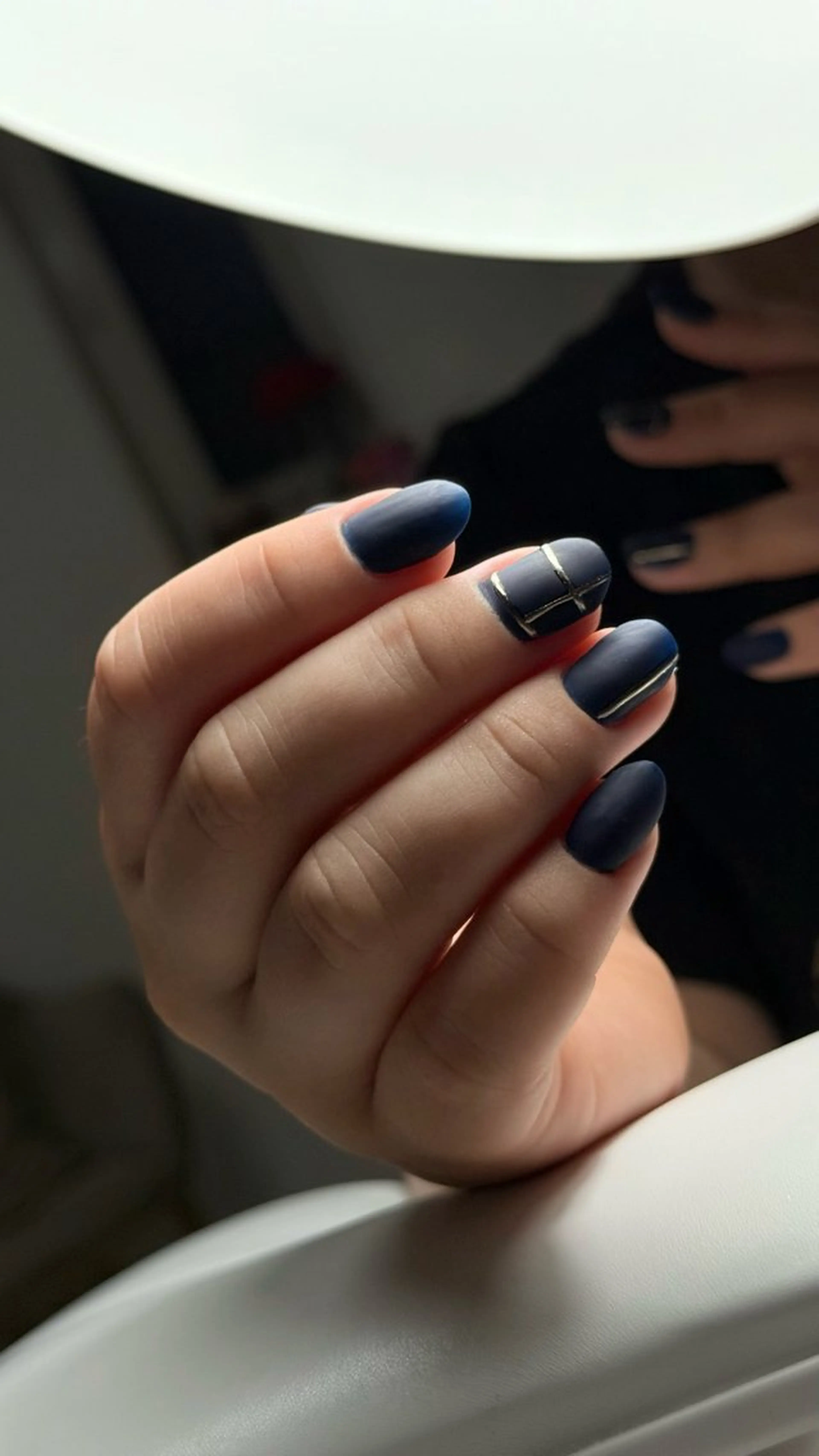 ネイル ブルー ゴールド マットネイル ネイビー シンプルネイル ハンドネイル 青木 みあの眉毛・アイブロウイメージ