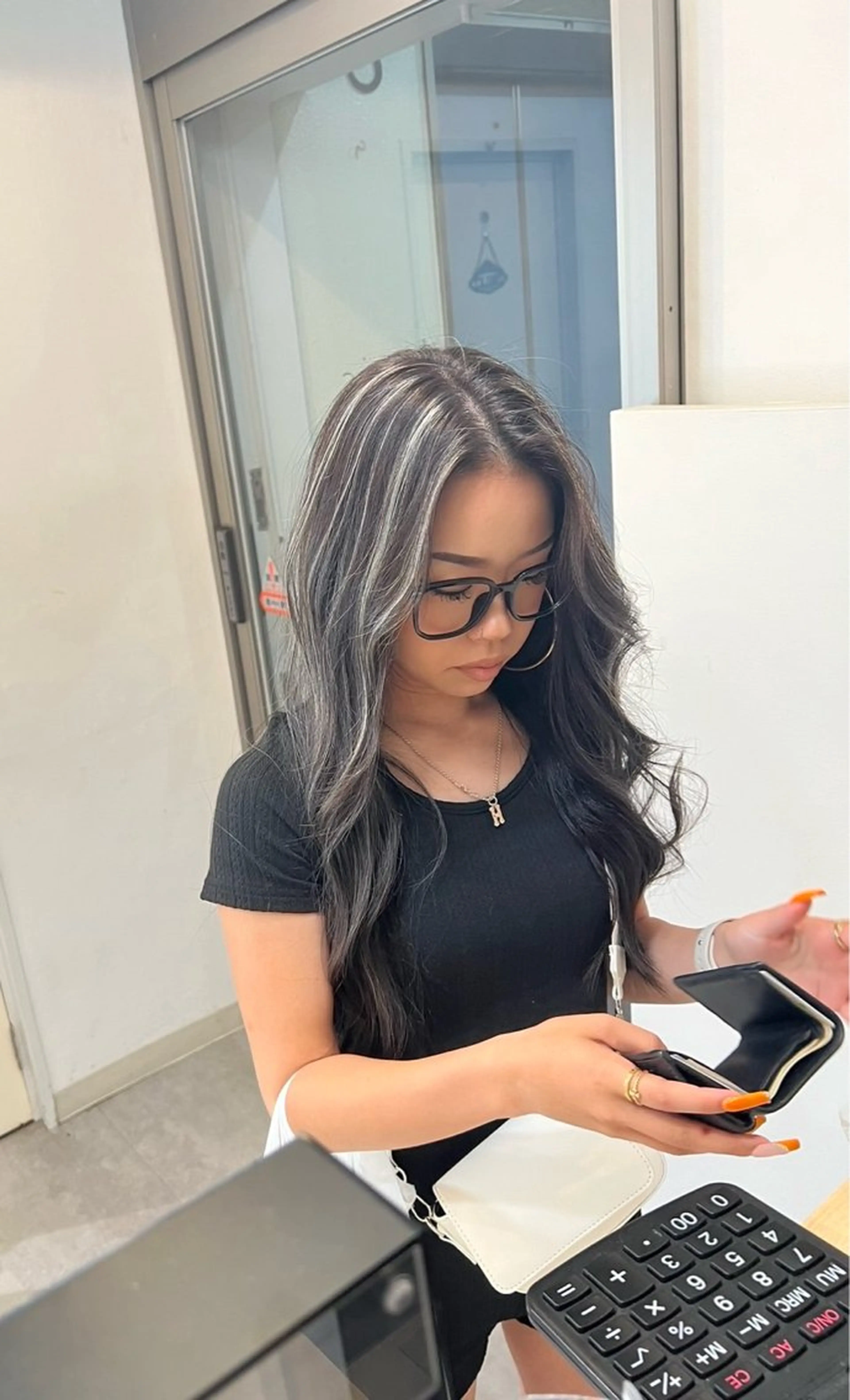 ロング カラー ダークグレー ダークグレージュ グレージュ ハイライトカラー ハイライト ヘアカラー トリートメント ROBIN所属・指名数No.1 /NAOYAのヘアスタイル