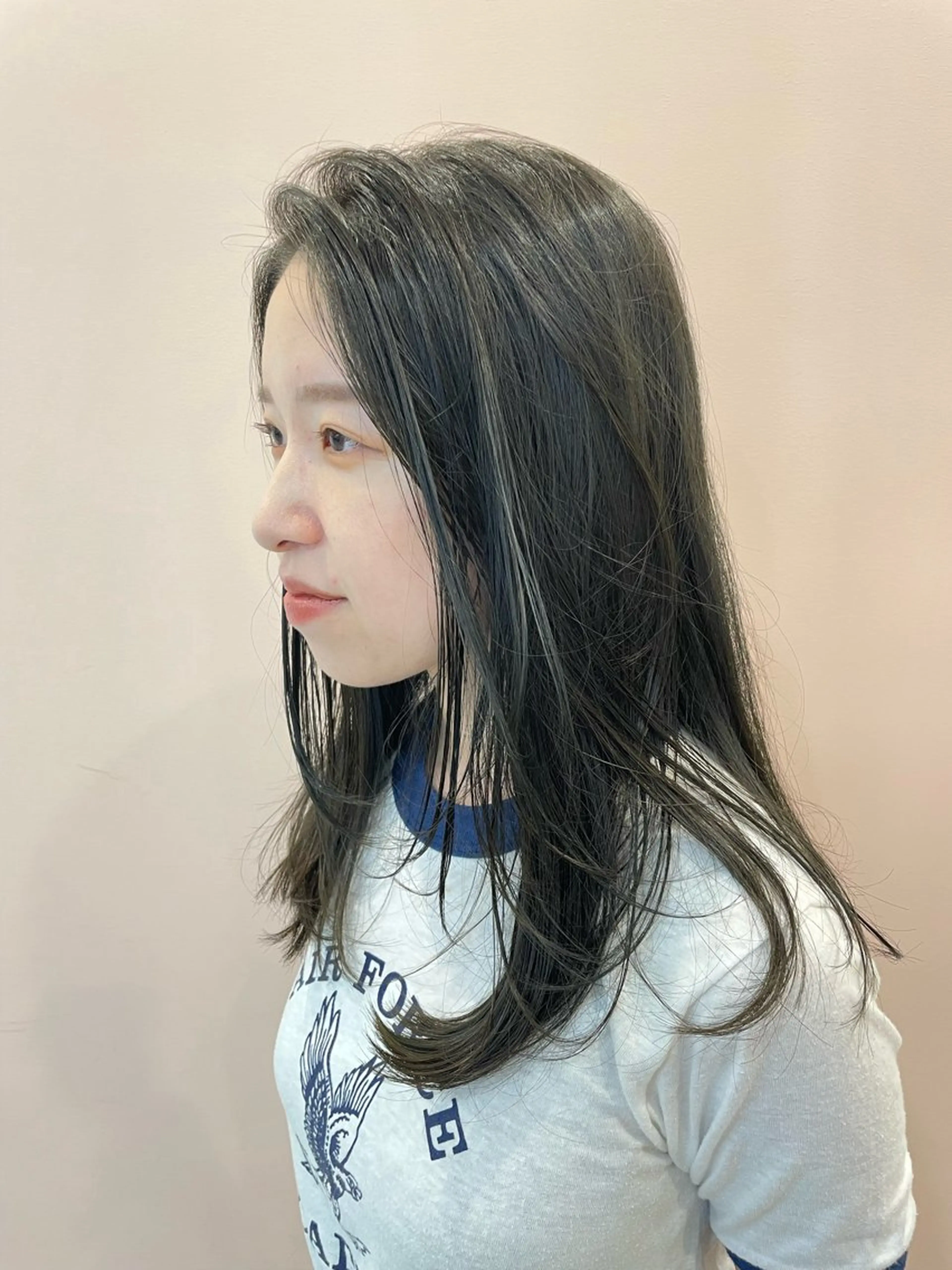 ミディアム カラー しの　ゆきの THE REMMYのヘアスタイル