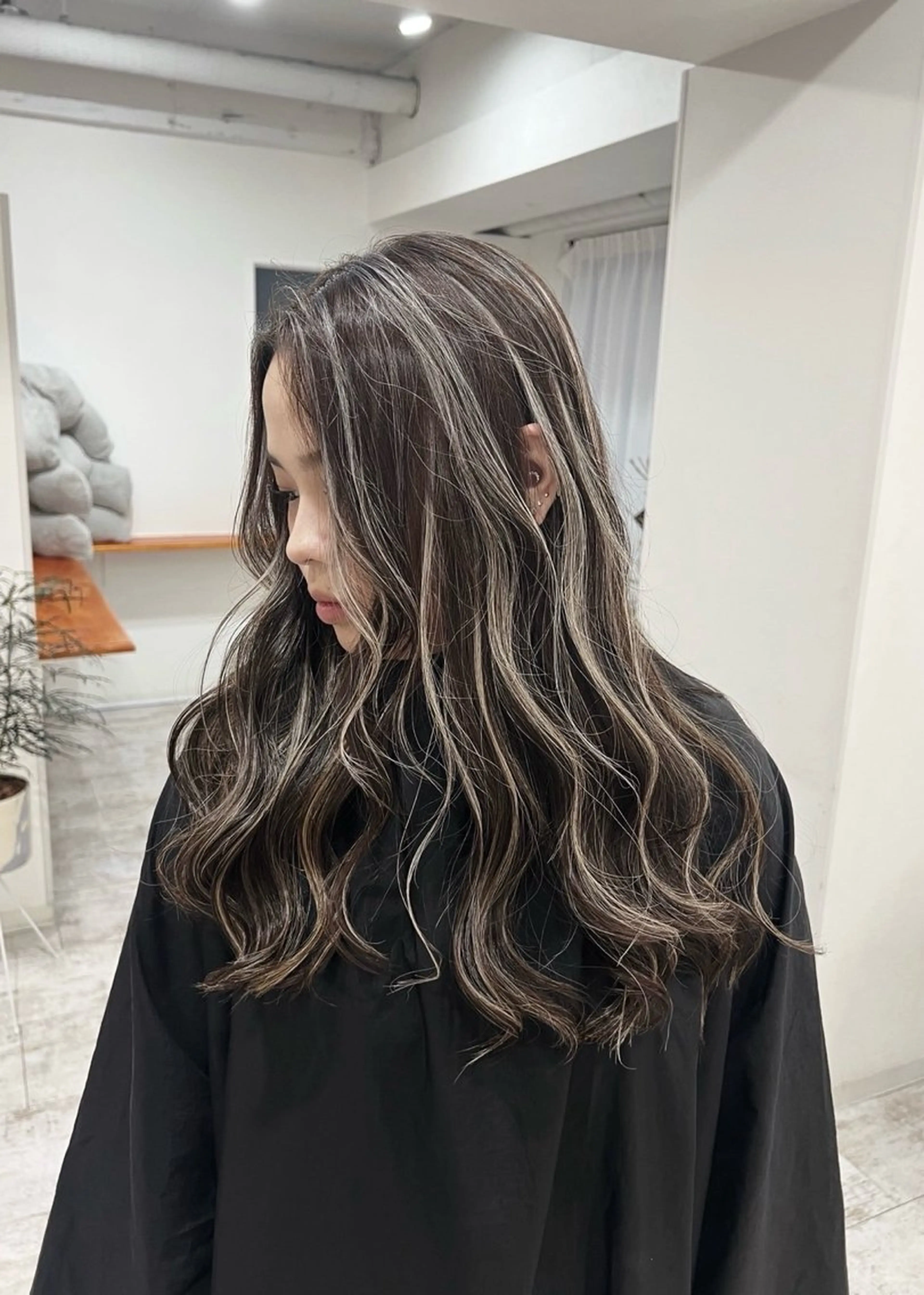 ロング カラー ダークグレー ダークグレージュ グレージュ ハイライトカラー ハイライト ヘアカラー トリートメント ROBIN所属・指名数No.1 /NAOYAのヘアスタイル