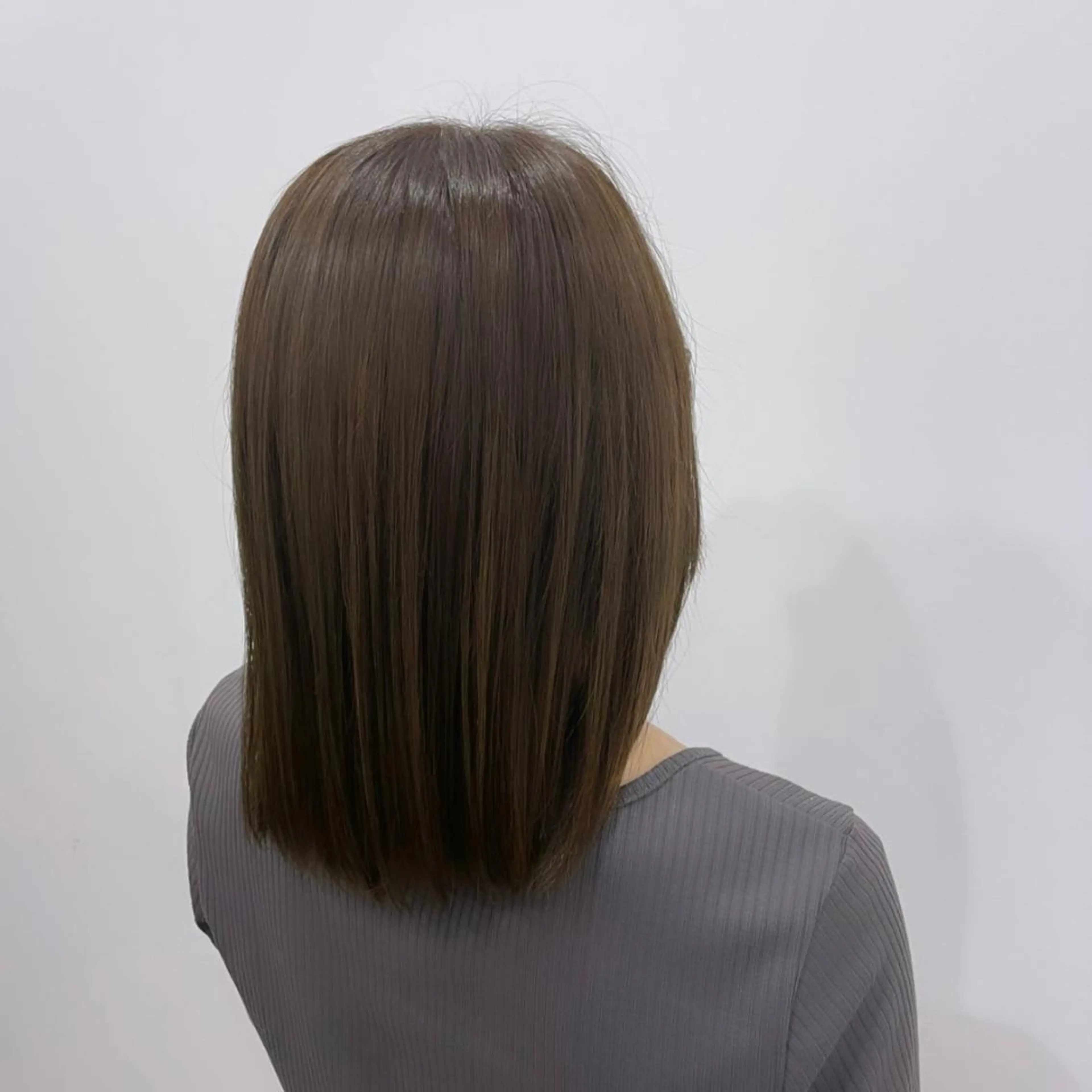 ミディアム カラー ベージュカラー 透明感カラー オリーブベージュ カット ヘアカラー トリートメント ニシザカ マナのヘアスタイル