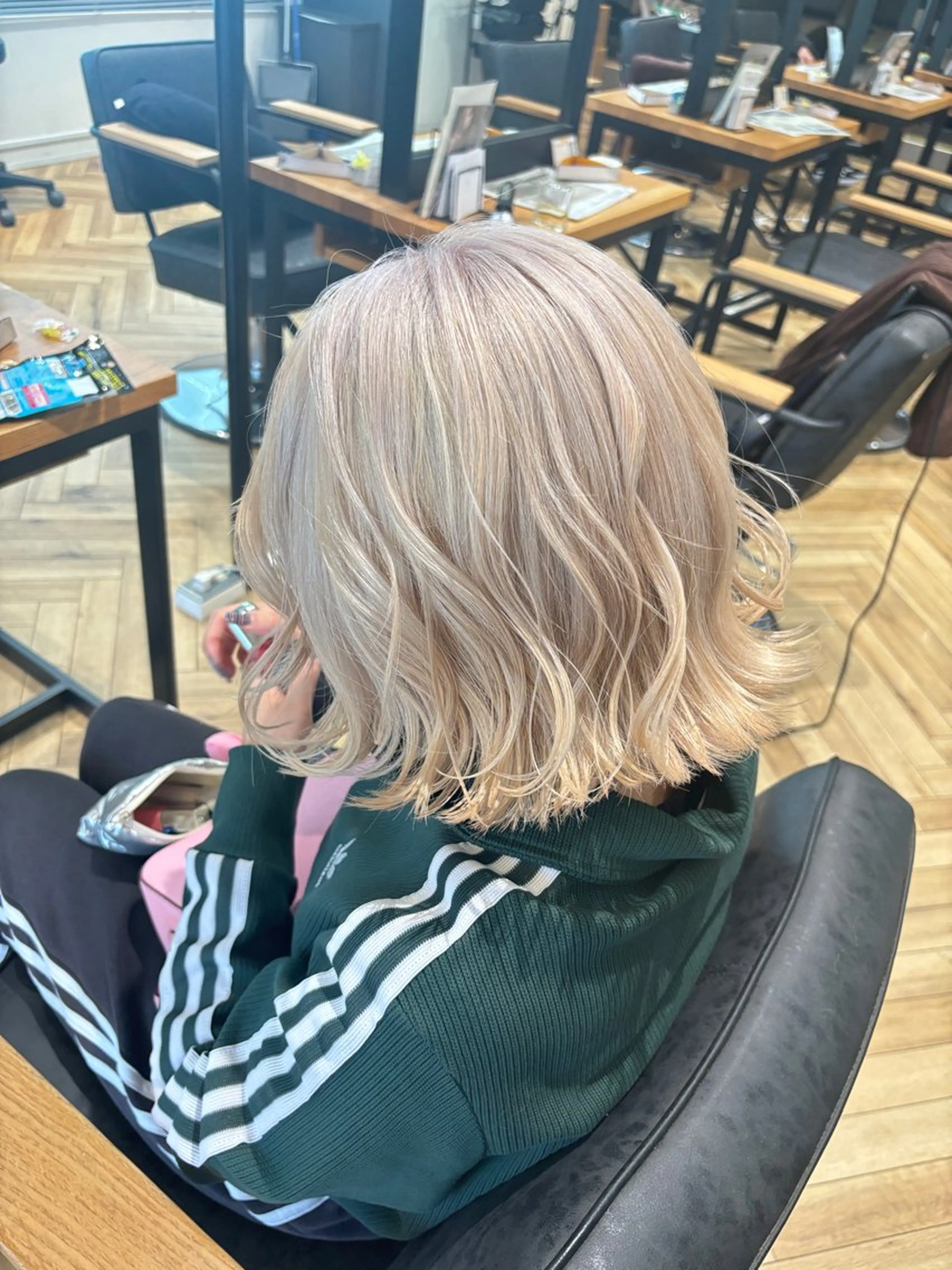 ショート カラー ブリーチ カット ヘアカラー トリートメント 増井 彩乃のヘアスタイル