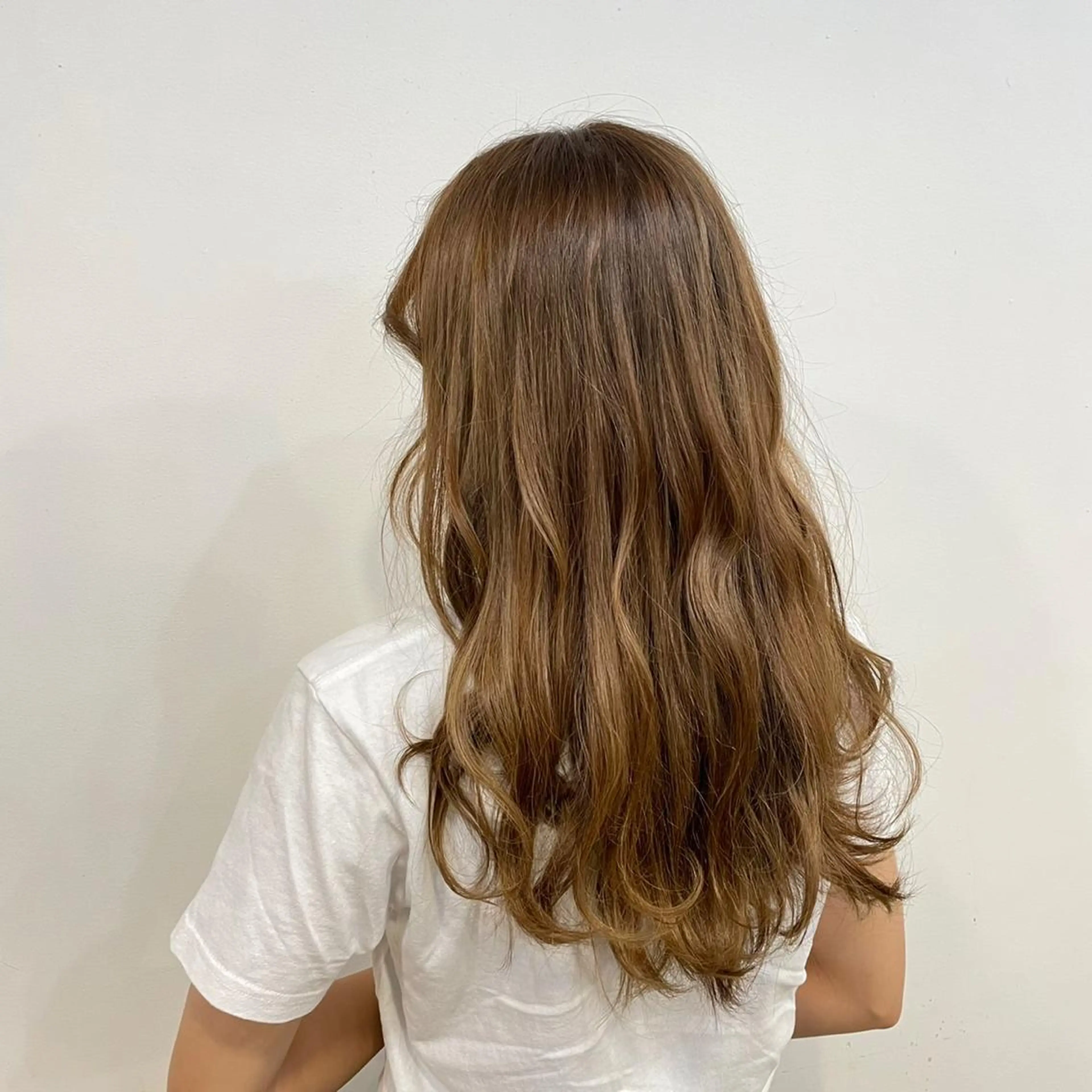 セミロング LOVERICHE所属・ハイトーン/デザイン /パーマ/本田誠人のヘアスタイル