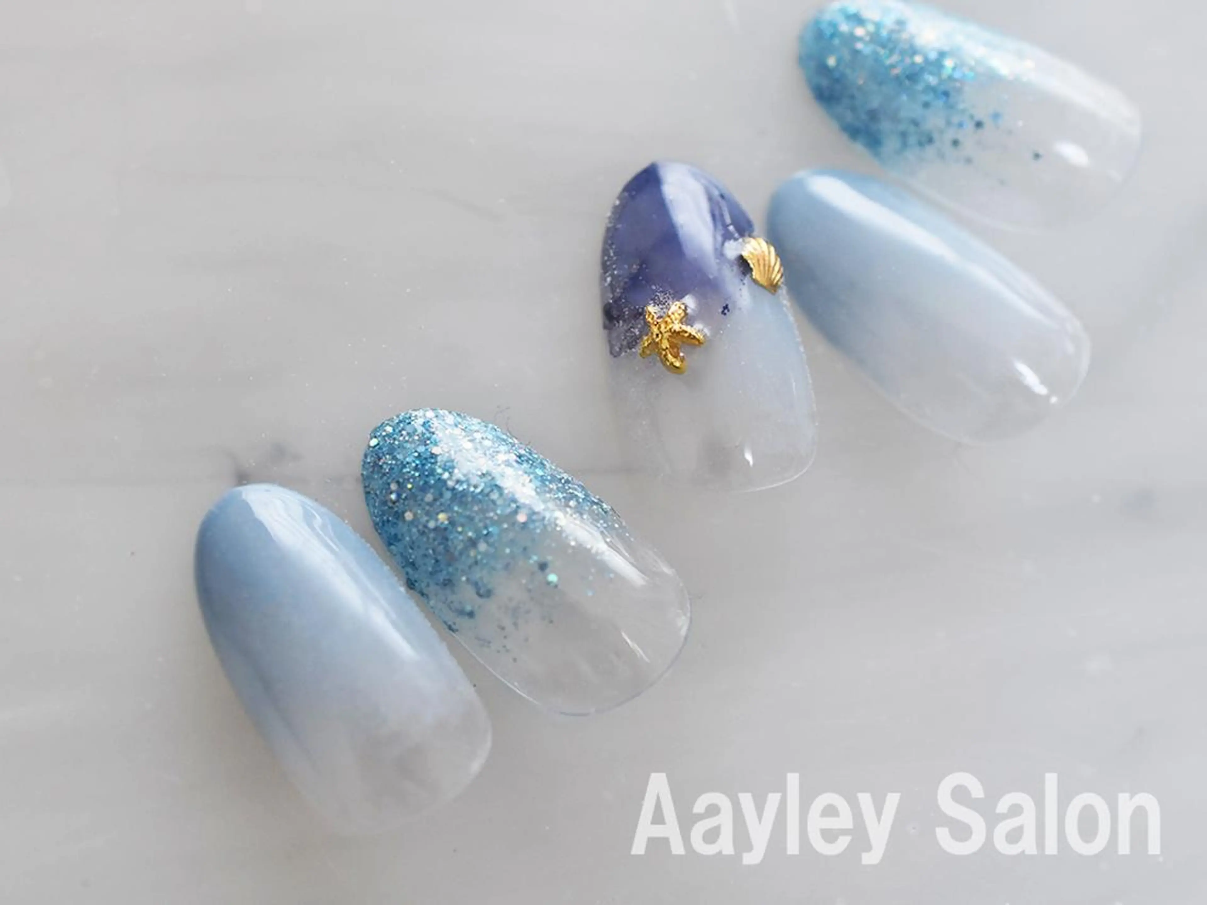 ミディアム カラー ネイル Aayley(アイリー)Salon所属・Aayley アイリ―サロンのネイルデザイン