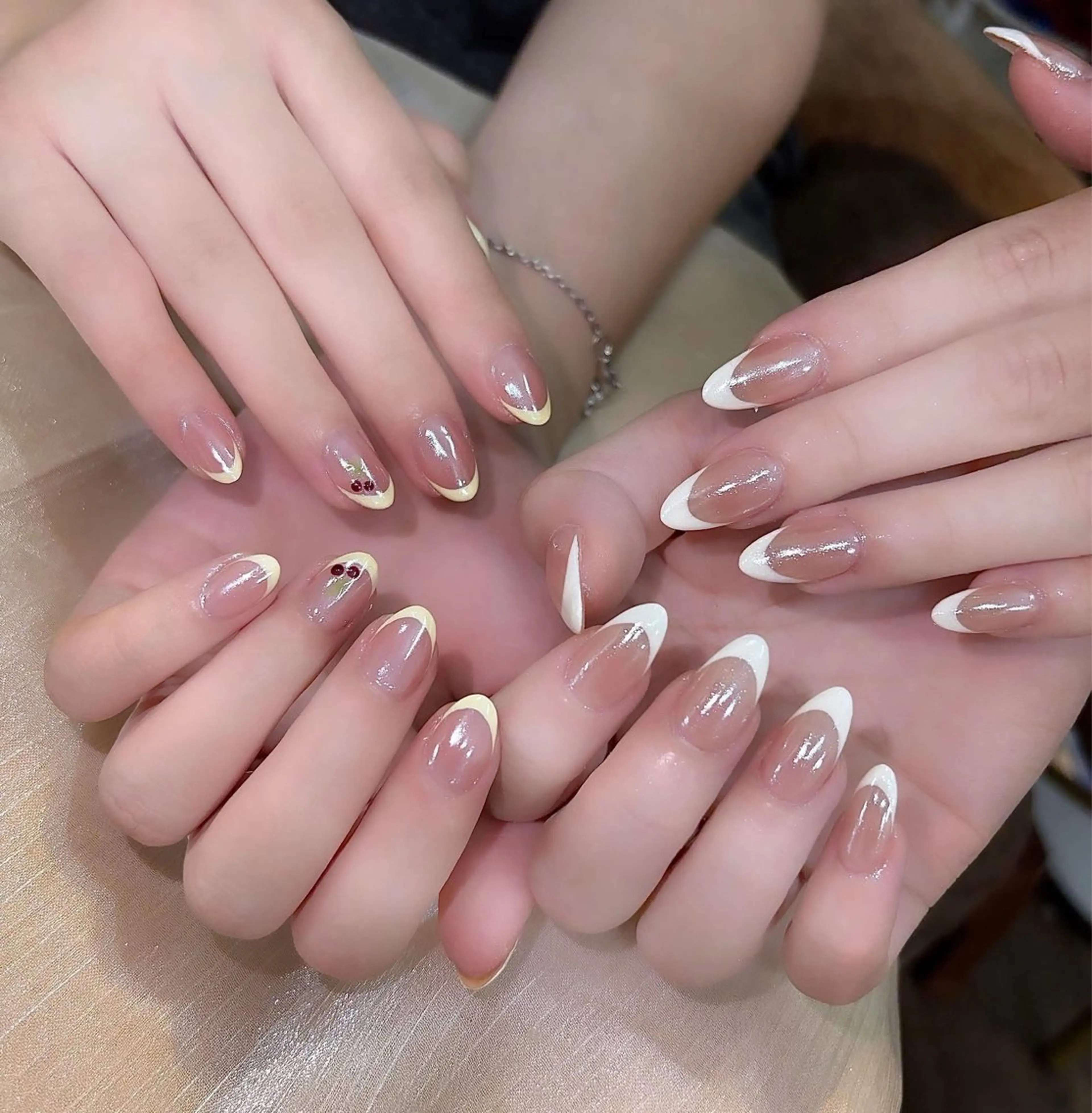 ベースカラーのフレンチネイルの写真