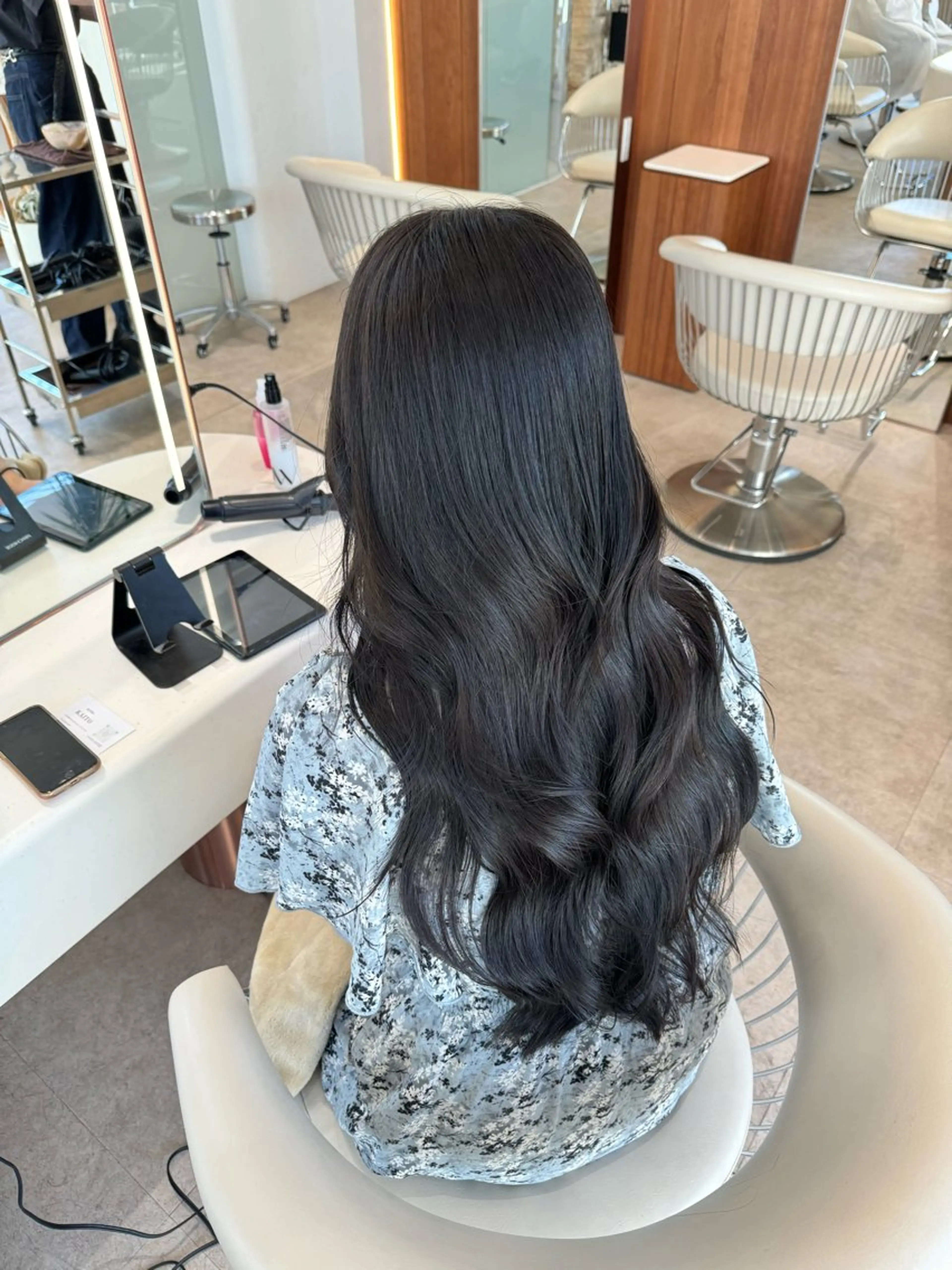 ロング カラー 黒髪 ブルーカラー ブルーブラック ダークグレー ダークグレージュ カット ヘアカラー トリートメント ヘアセット 韓国レイヤー🇰🇷 韓国研修◎渋谷カイトのヘアスタイル