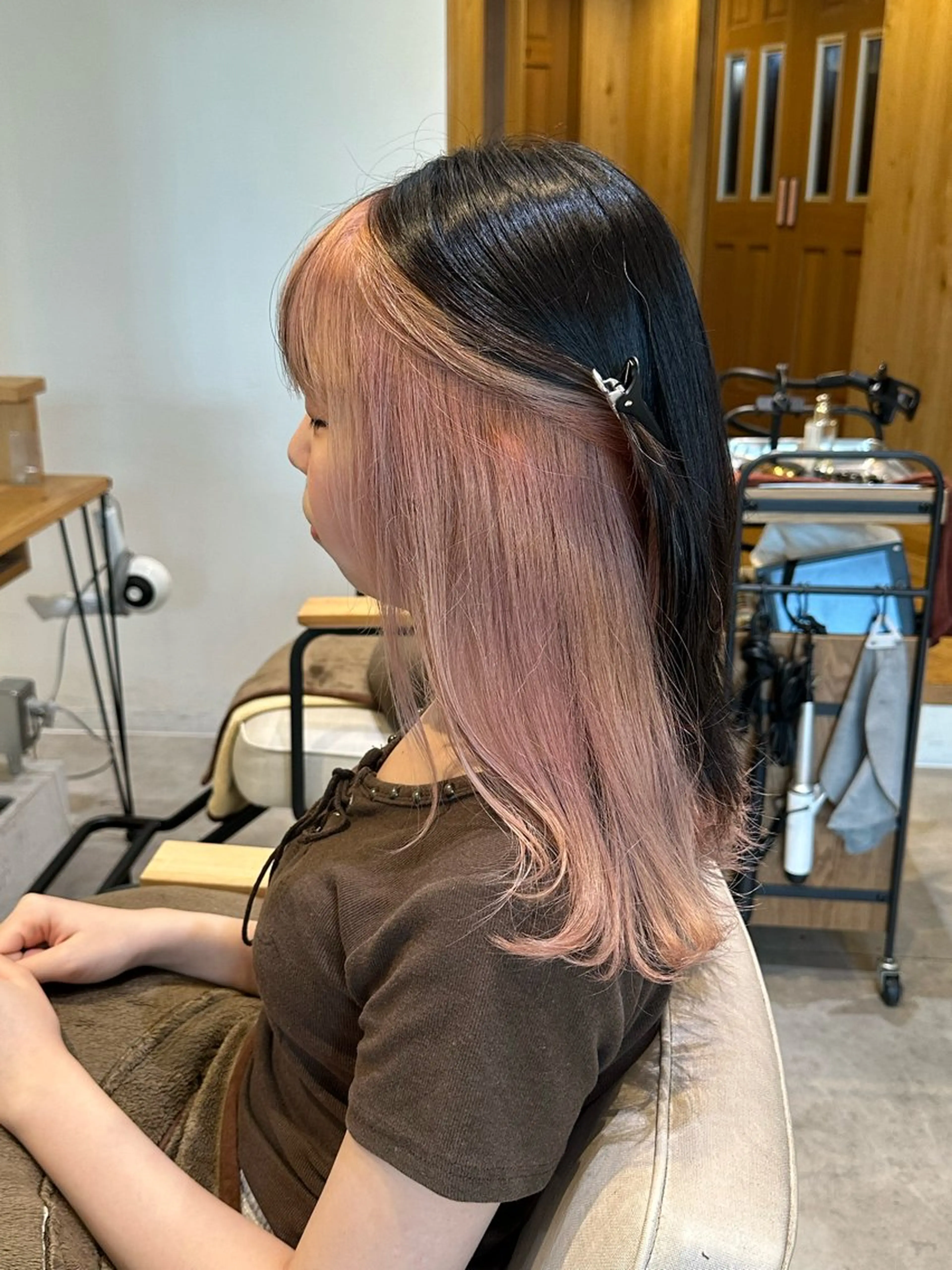 ミディアム カラー ハイトーンカラー ボブ くびれヘア 顔まわりレイヤー 顔周りカット カット ヘアカラー 大阪ウルフカット ハッシュカットのヘアスタイル