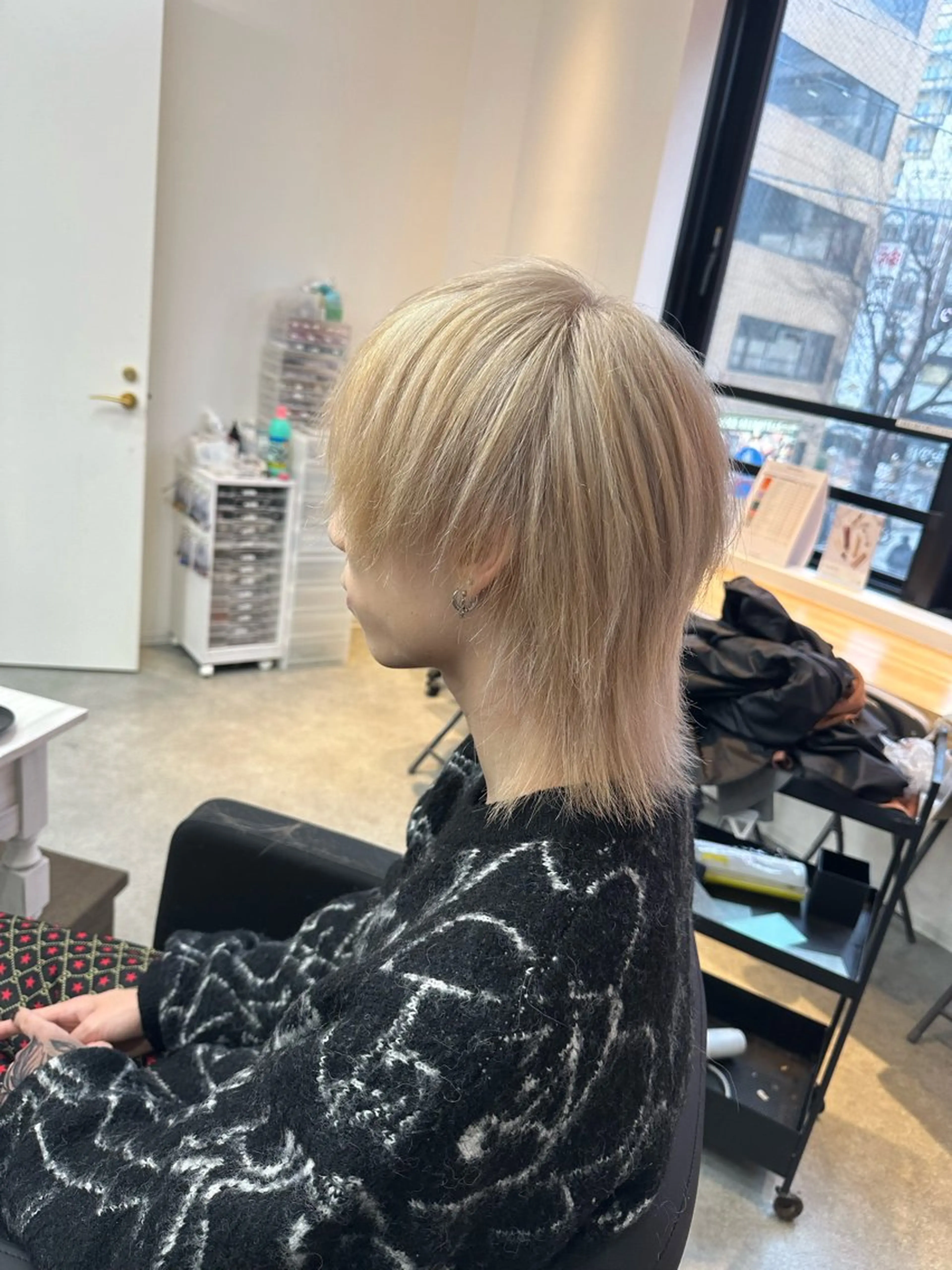 ショート 奥本 侑 ハイトーン、髪質改善のヘアスタイル