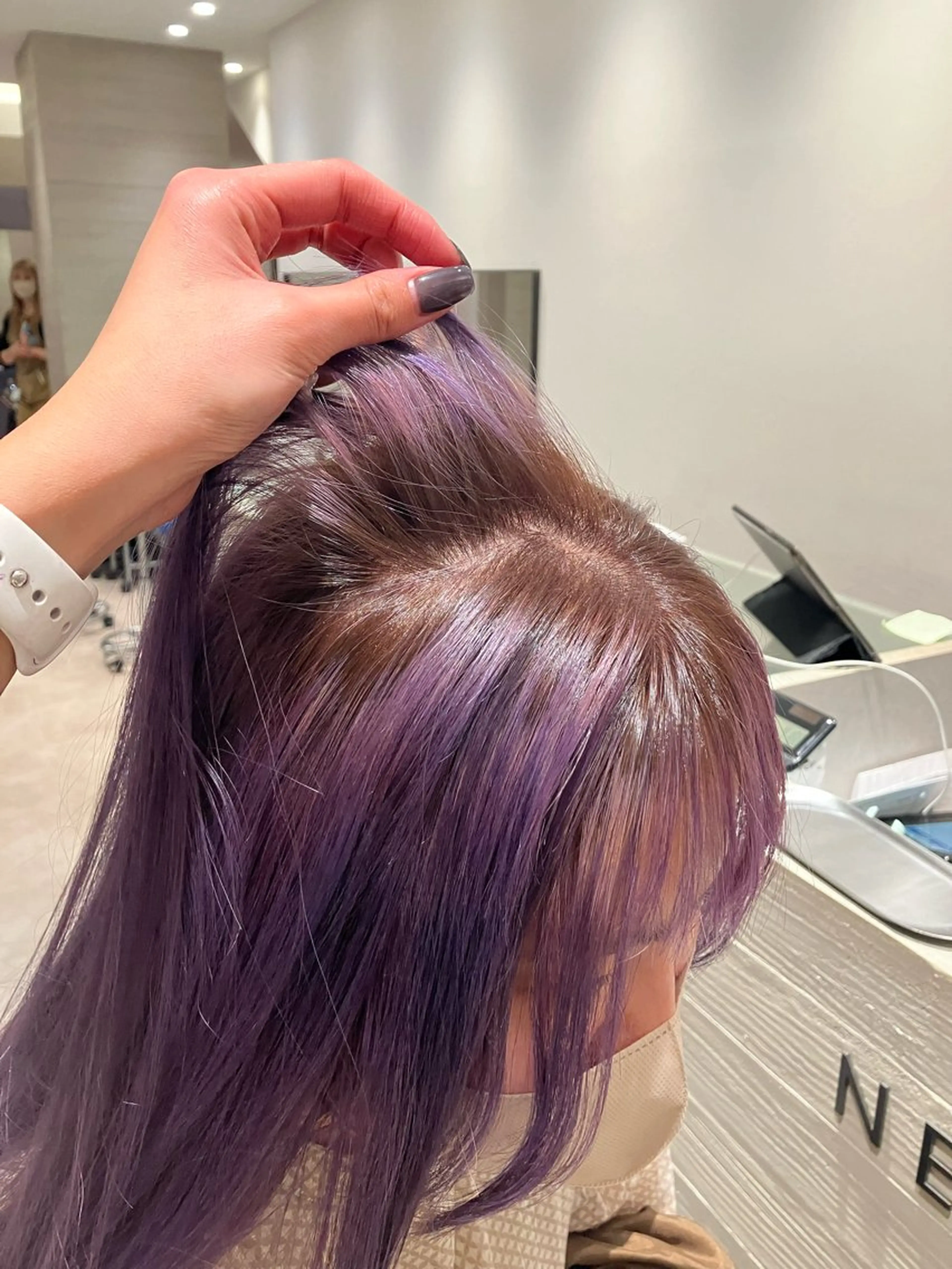 セミロング カラー デザインカラー サキ🤍ハイトーン 🩰くびれ巻きヘアのヘアスタイル