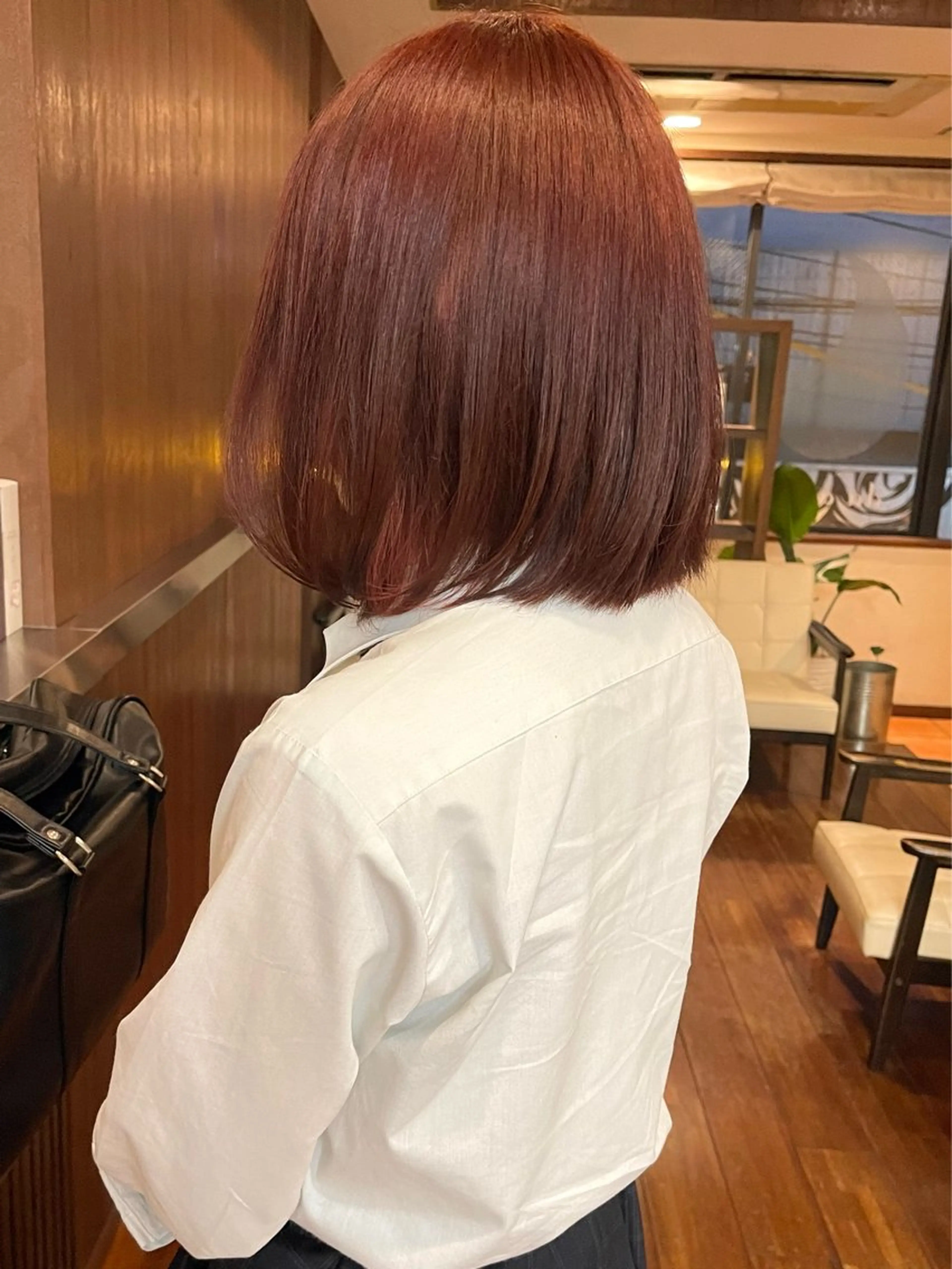ショート カラー ブリーチ カシス ダブルカラー ブリーチなしカラー レッドカラー ヘアカラー トリートメント 髪質改善ｶﾗｰ ｹｱﾌﾞﾘｰﾁ/ﾀﾑのヘアスタイル