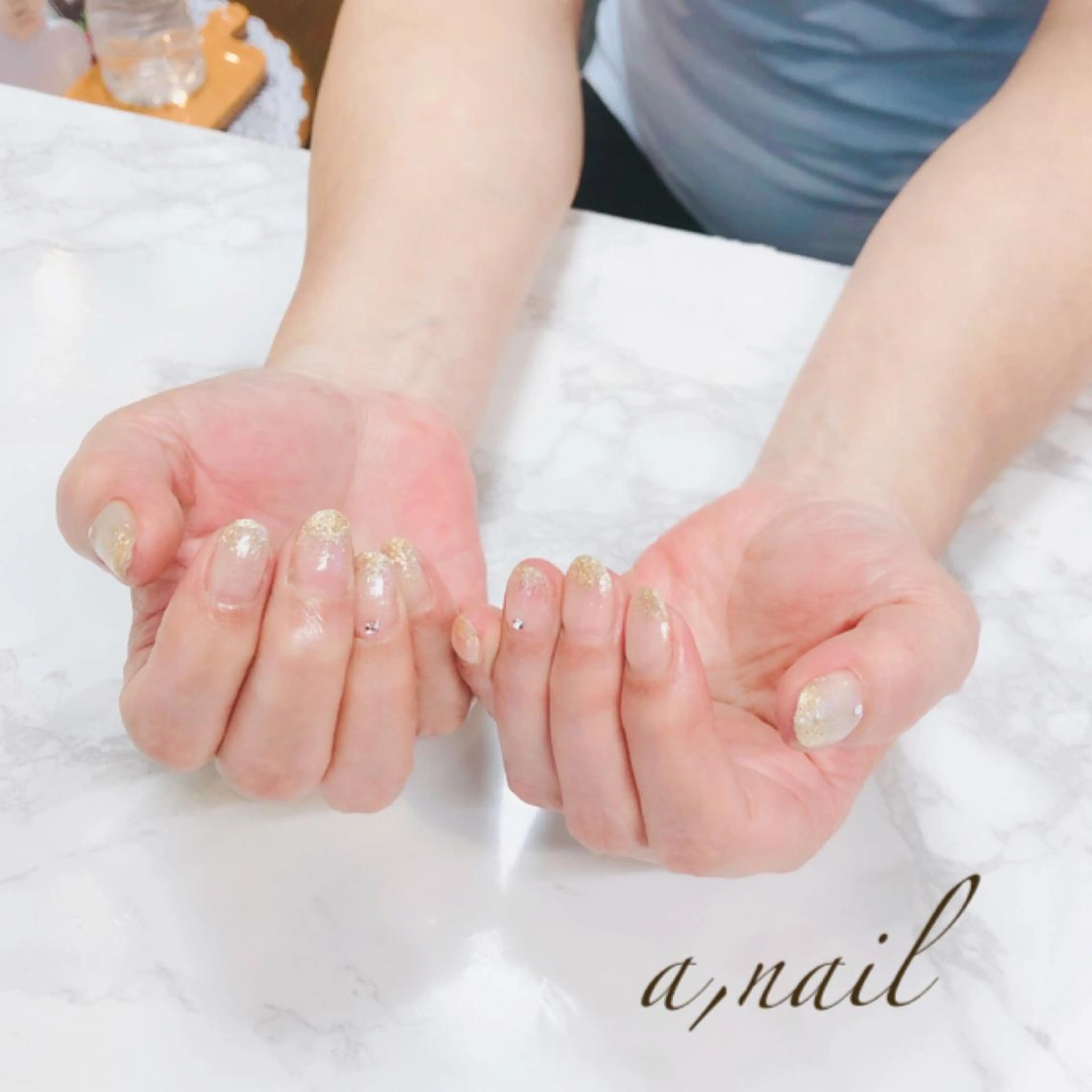 ネイル フットネイル ジェルネイル ゴールド グラデーション オフィスネイル ハンドネイル ネイルサロン エーネイルのネイルデザイン
