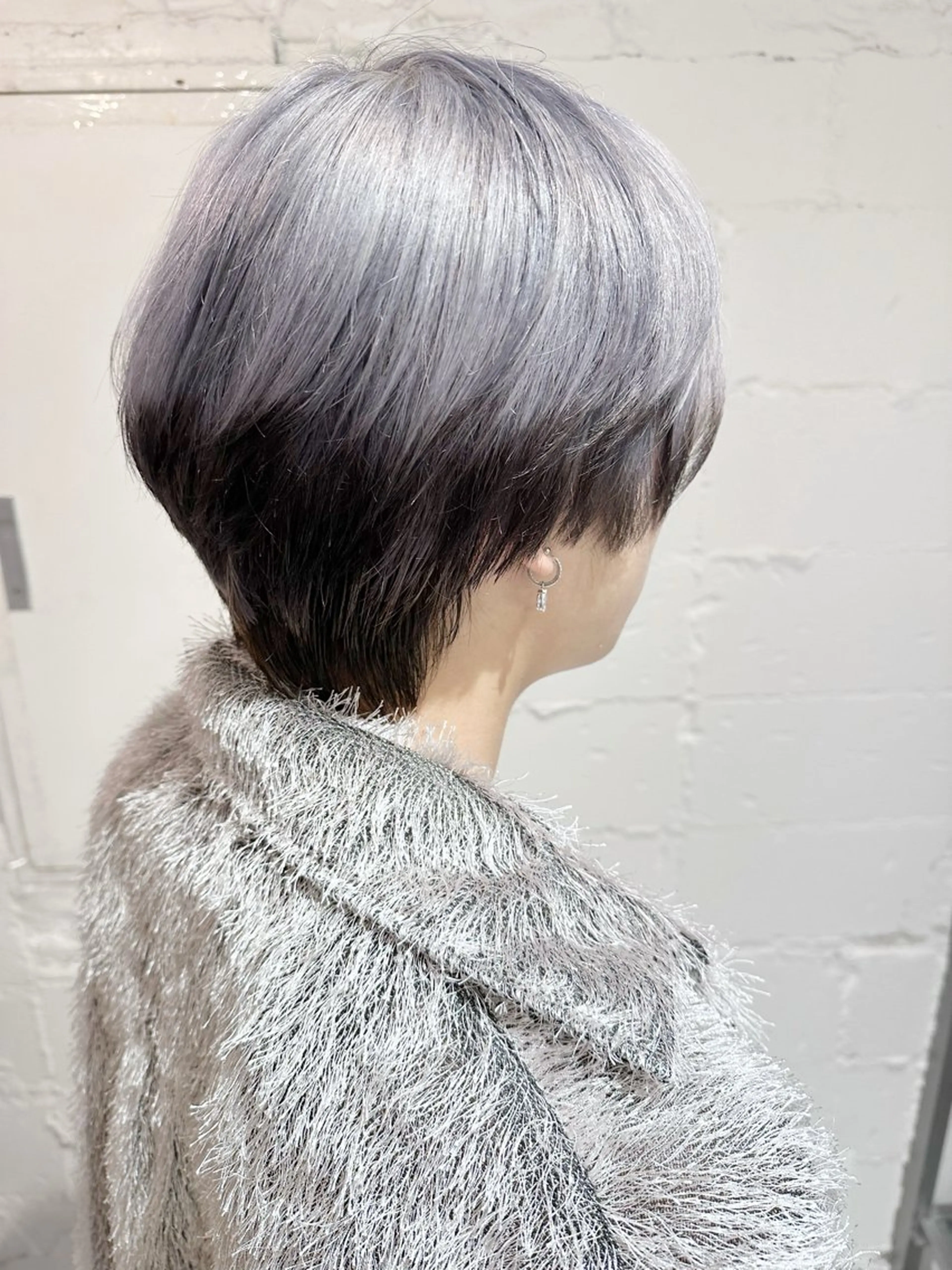 ショート カラー シルバー カット レイヤーブリーチ特化 ホワイト専門/岸のヘアスタイル