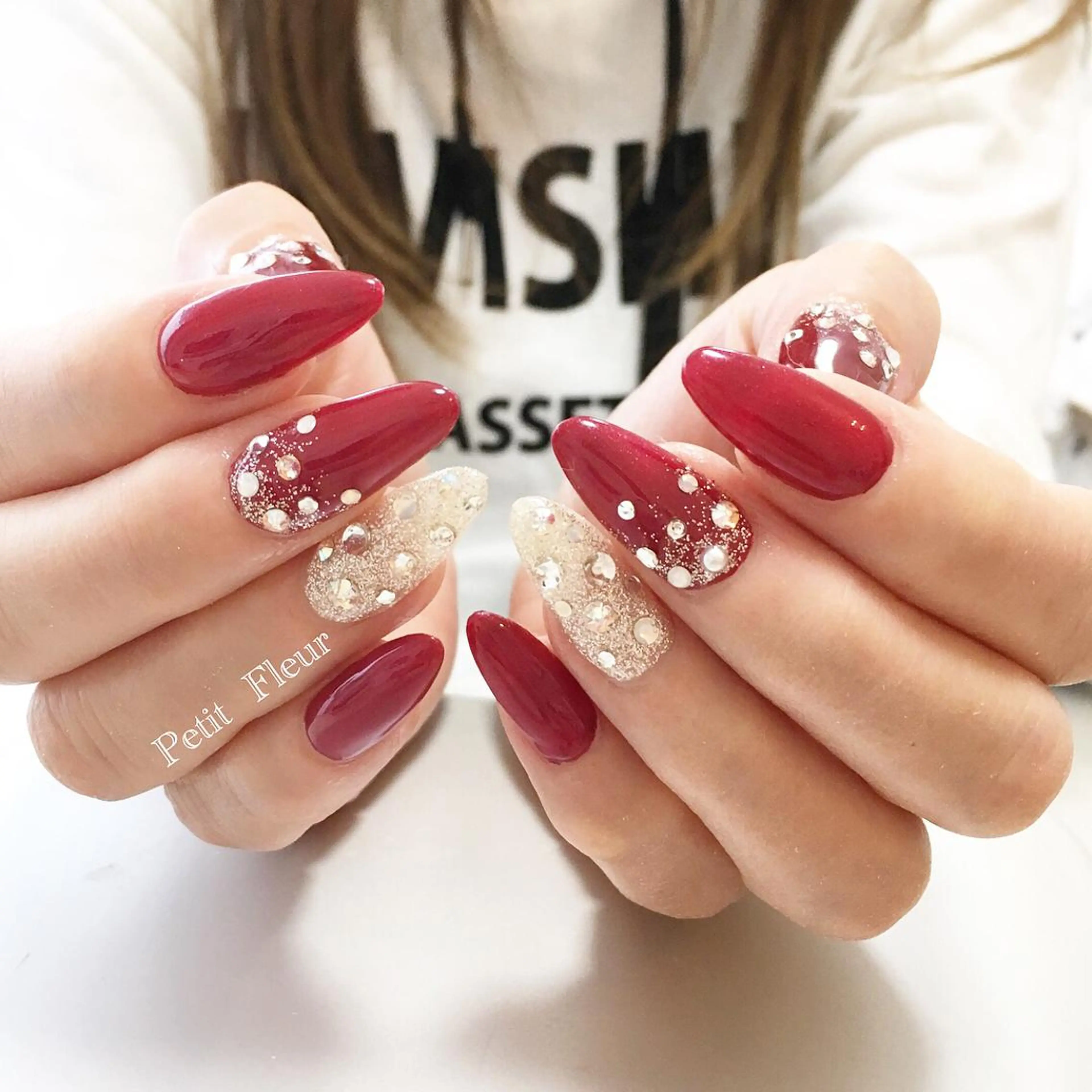 ネイル キラキラネイル ロングネイル 赤色 Petit Fleur所属・青柳 亜梨奈のマツエク・マツパデザイン