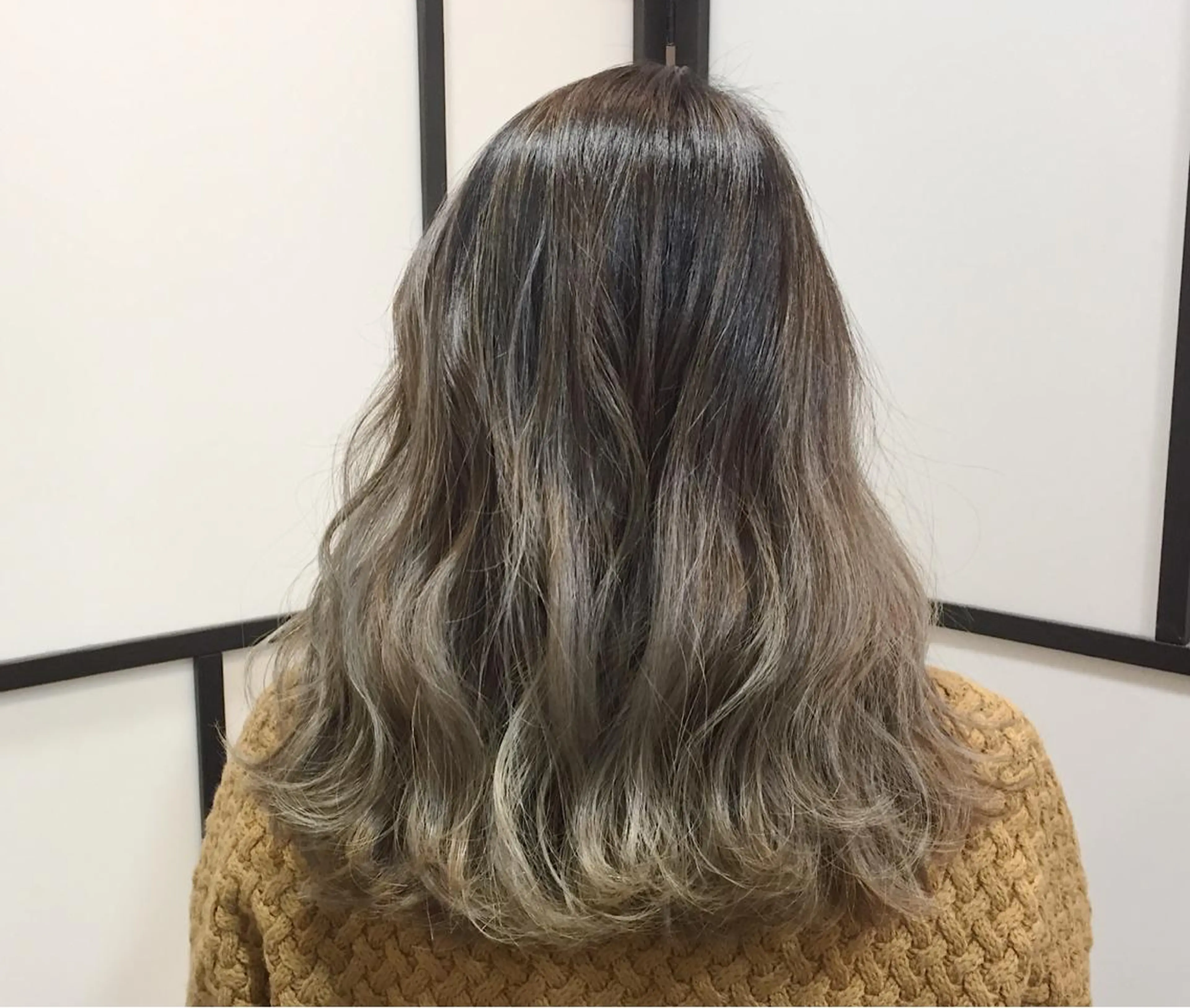 セミロング カラー グレージュ ハイライトカラー ハイライト 🌈髪質改善カラーの 🌈坂本侑樹のヘアスタイル