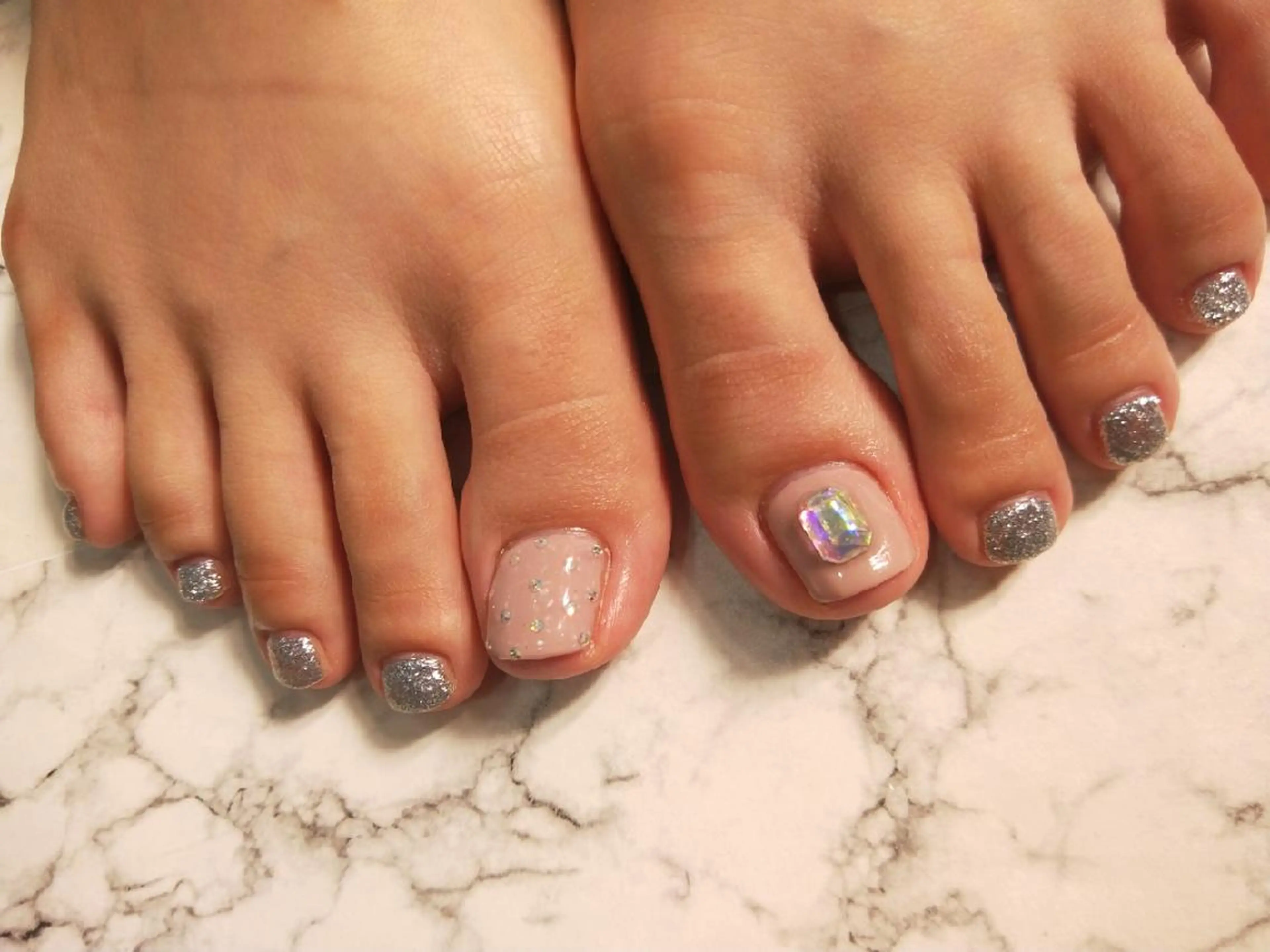 ネイル フットネイル R'well所属・はばすみれ🎀ﾈｲﾙ 光ﾌｪｲｼｬﾙ ﾍｱのネイルデザイン