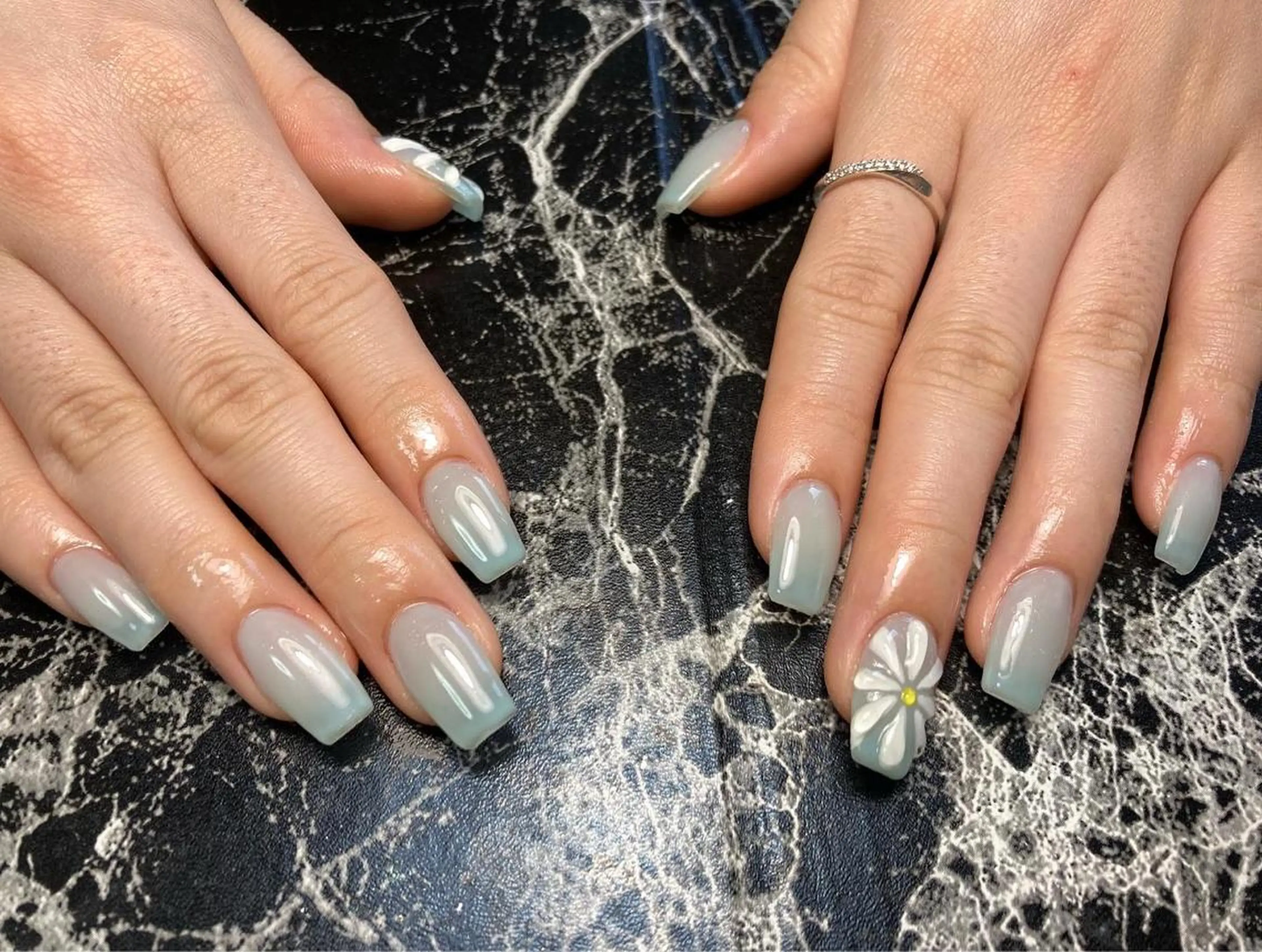 ミディアム ネイル ハンドネイル ✴︎ Delightのネイルデザイン