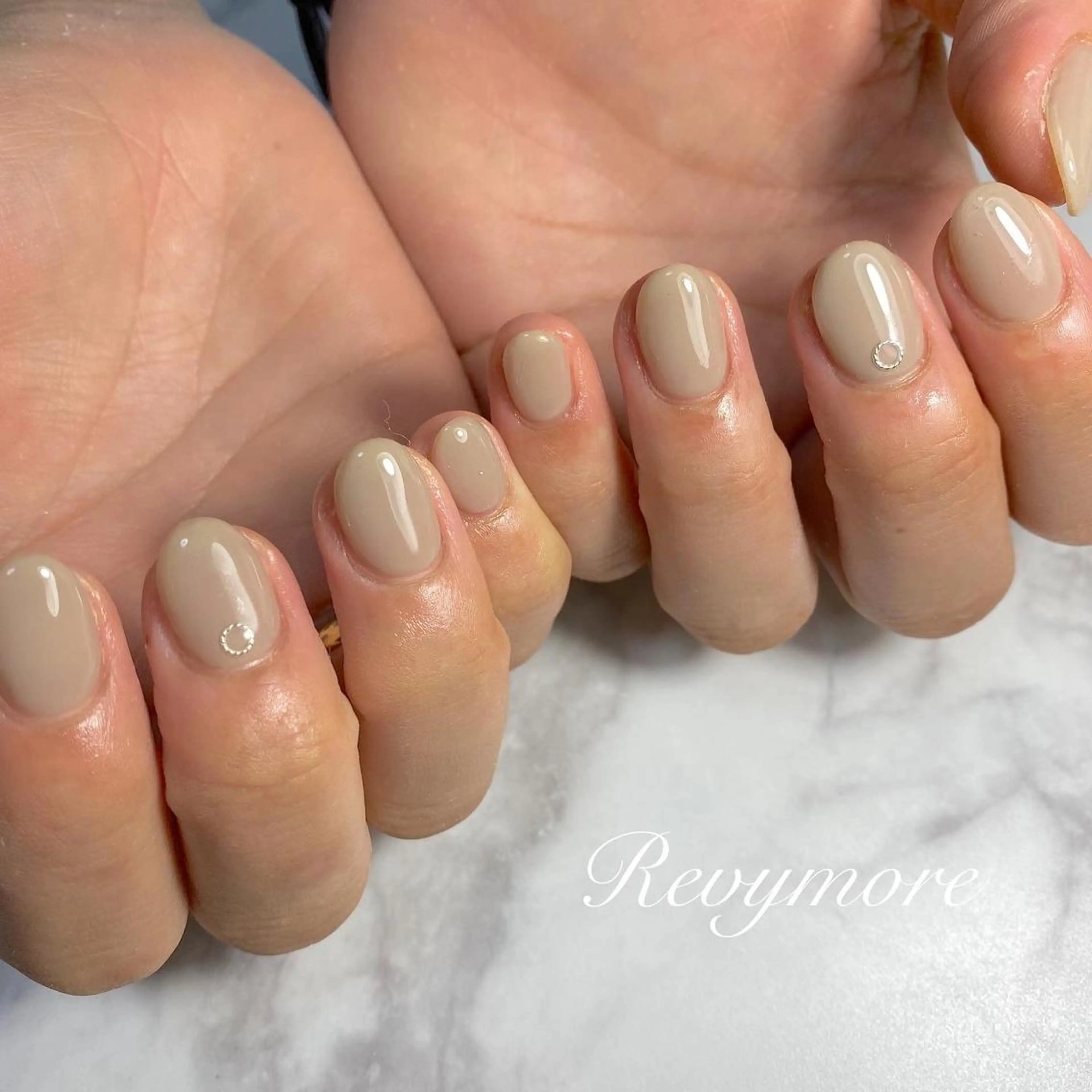 ミディアム ネイル 韓国風ヘア ジェルネイル キラキラネイル 韓国ネイル ニュアンスネイル nail salon Revymore所属・nail salon Revymoreのネイルデザイン