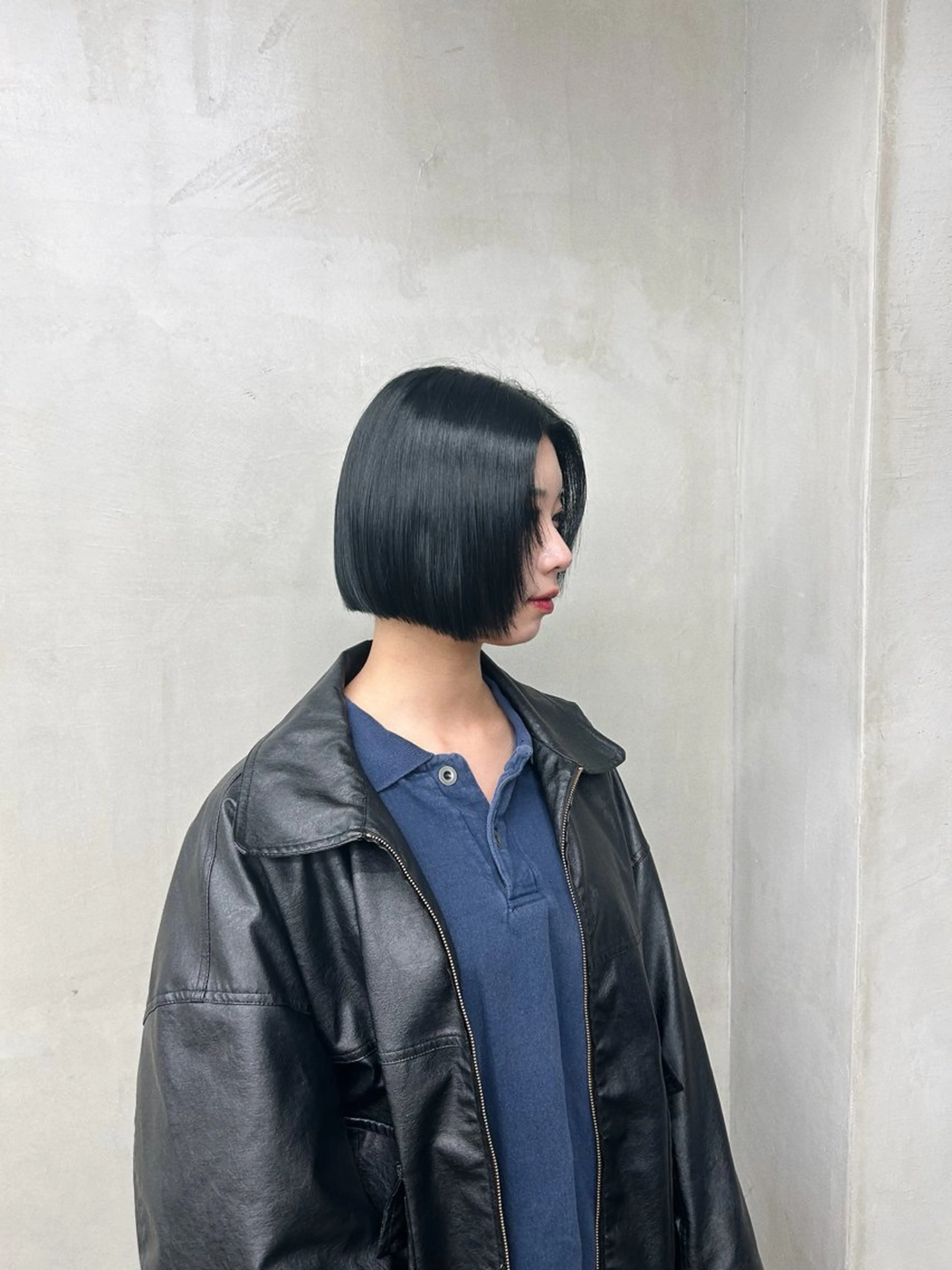 ショート カラー 黒髪 ブリーチ ブルーカラー ブルーブラック ブリーチなしカラー 浅野 桃代のヘアスタイル