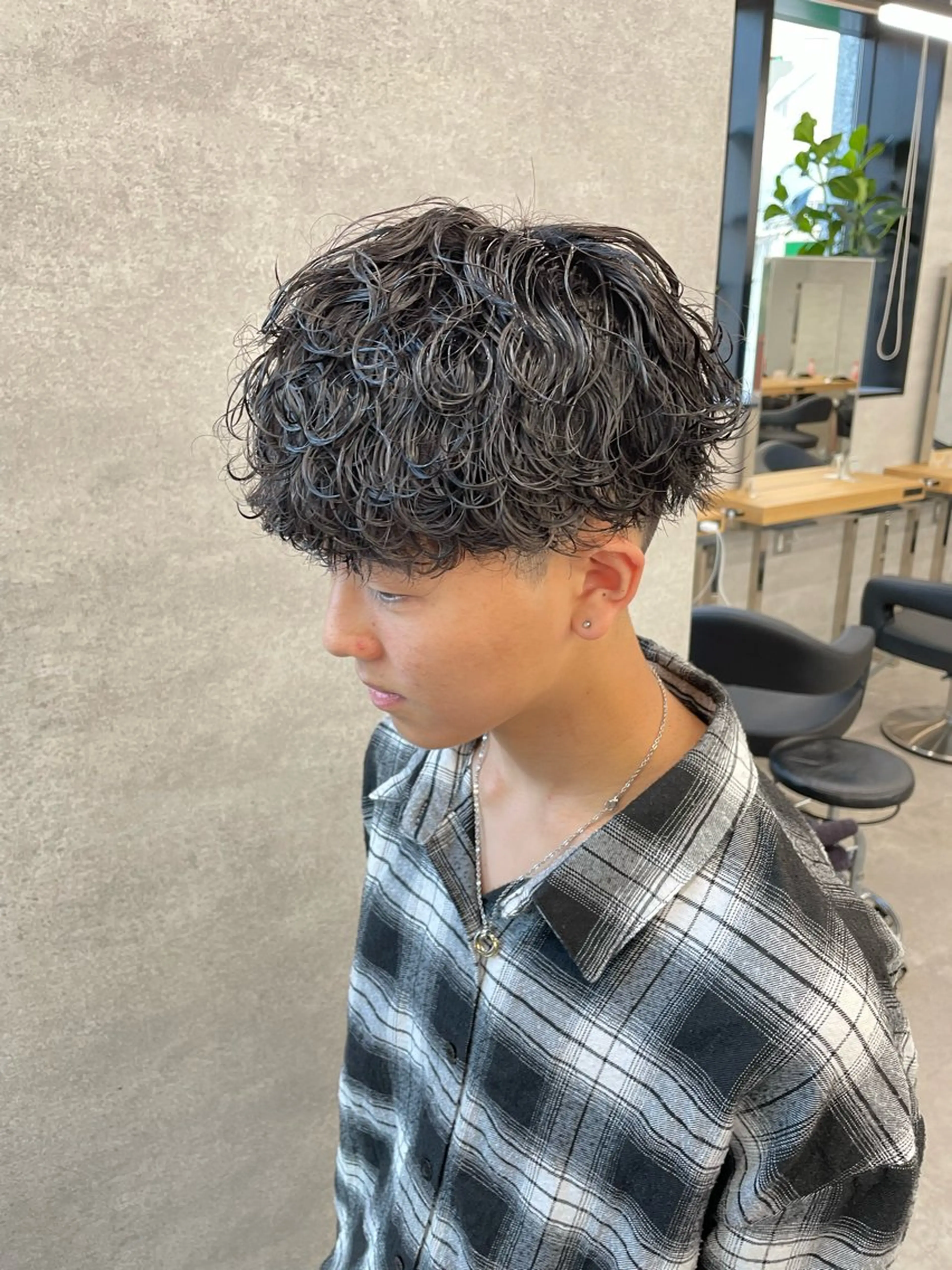 ショート カラー パーマ ヘアアレンジ メンズ センターパート メンズハイライト メンズハイトーン マッシュウルフ マッシュ カット パーマ トリートメント ヘッドスパ ヘアセット スパイキー/フェザー /波巻き/かいとのヘアスタイル