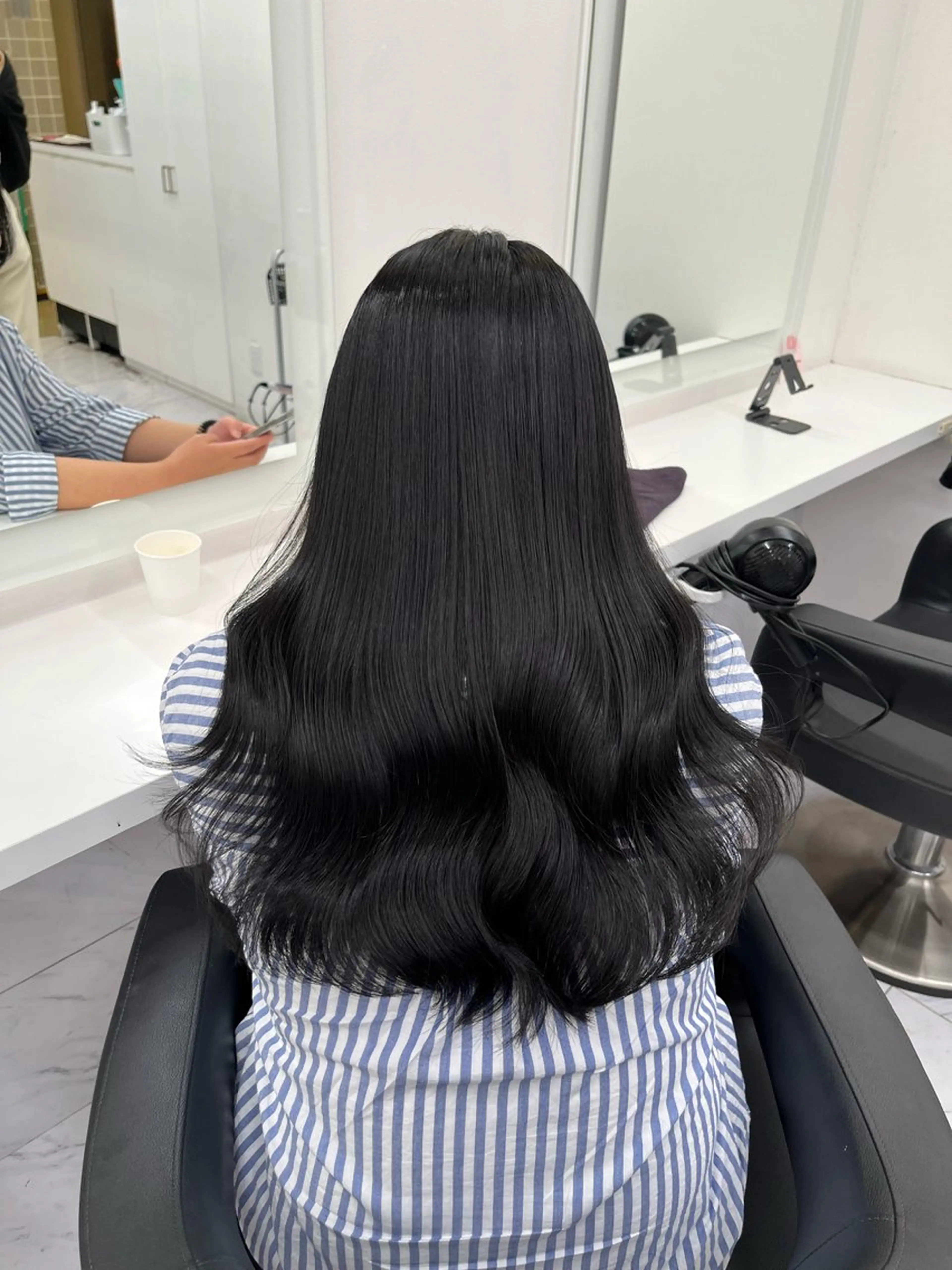 セミロング 寒色＆ブリーチ特化 寒色MiOのヘアスタイル