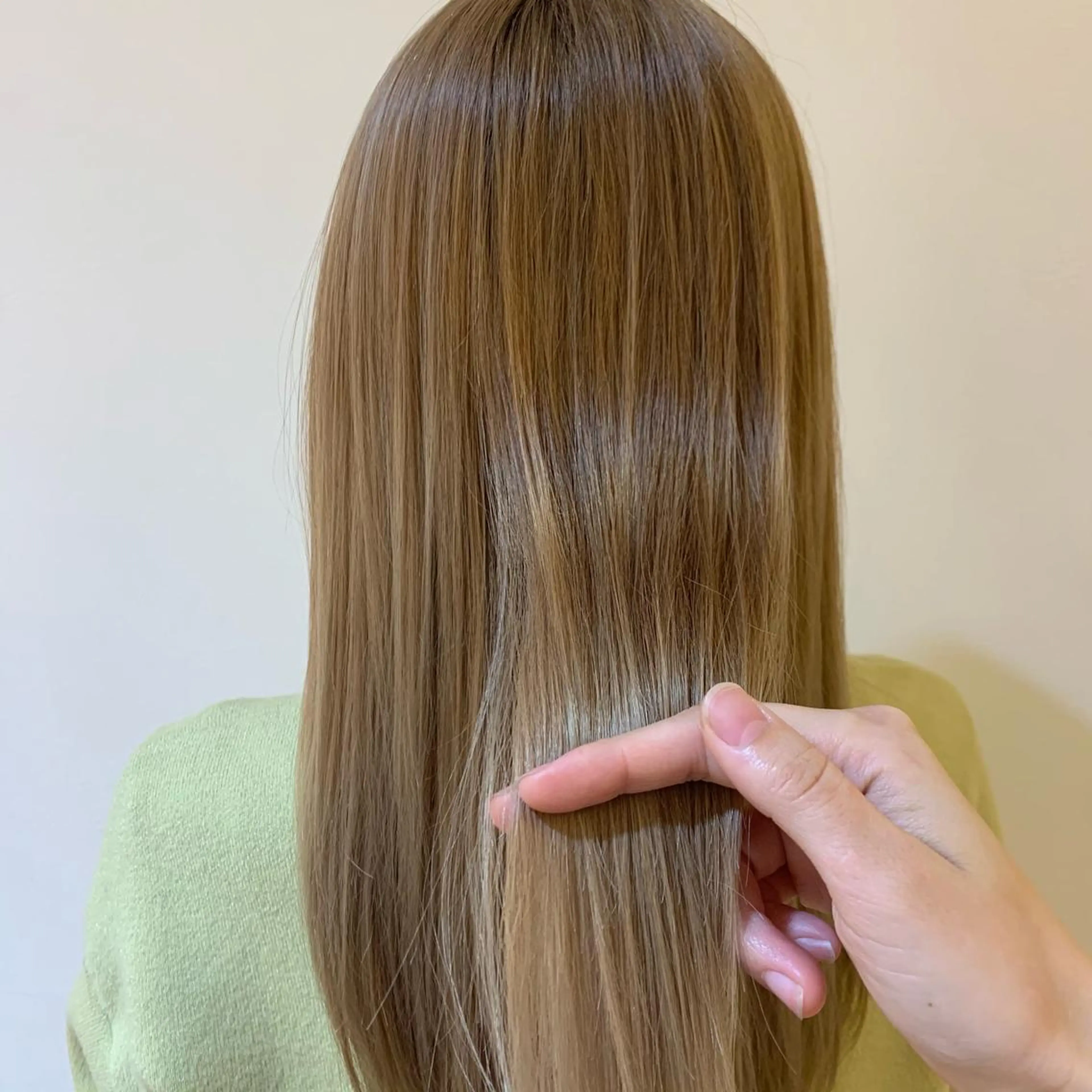 ロング パーマ 西澤 咲輝のヘアスタイル