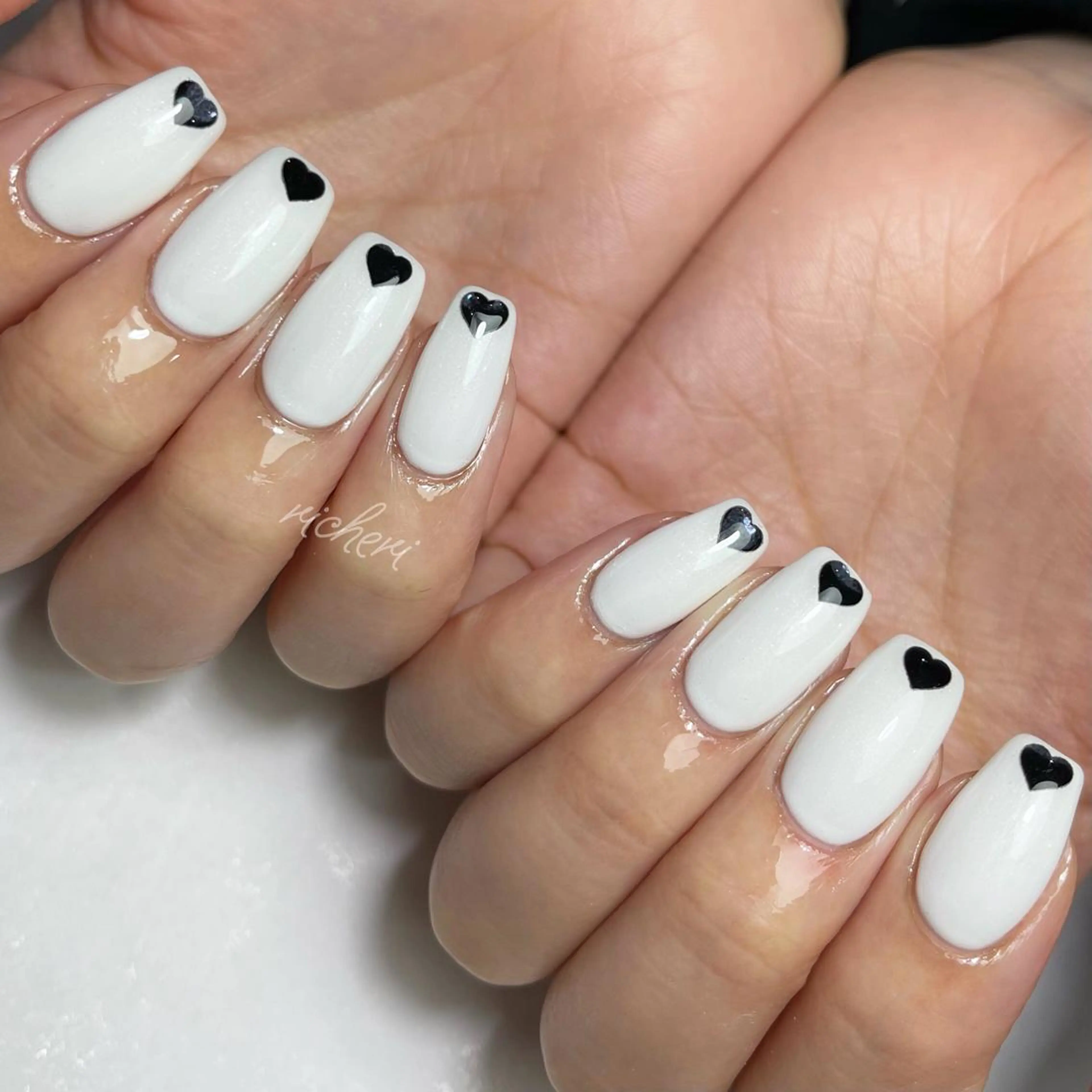 ミディアム ネイル 韓国風ヘア アートネイル ジェルネイル ハート キラキラネイル ハンドネイル richeri beautyのエステ・リラクイメージ