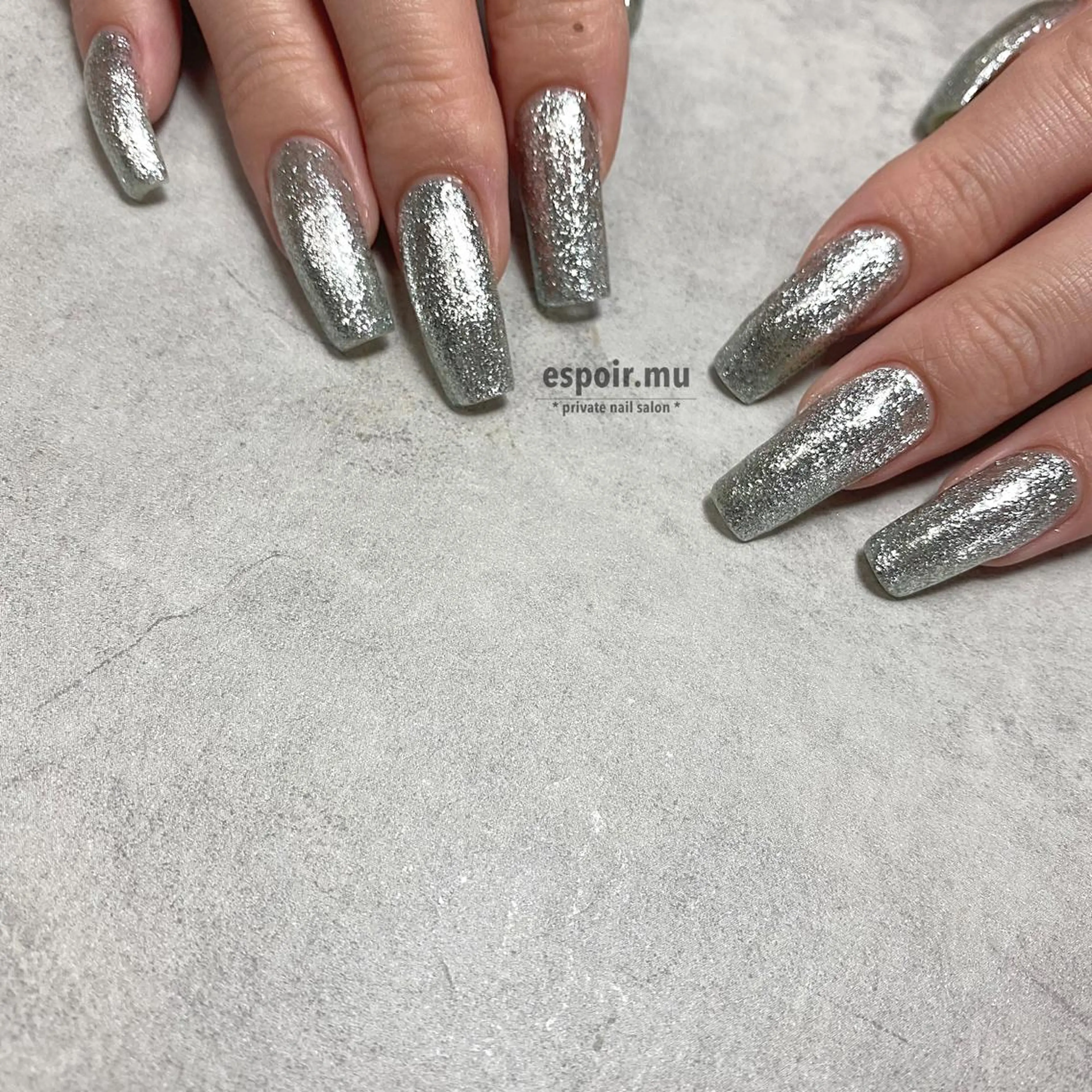 ロング ネイル 韓国風ヘア ロング ブルー キラキラネイル 韓国ネイル espoir. muのネイルデザイン