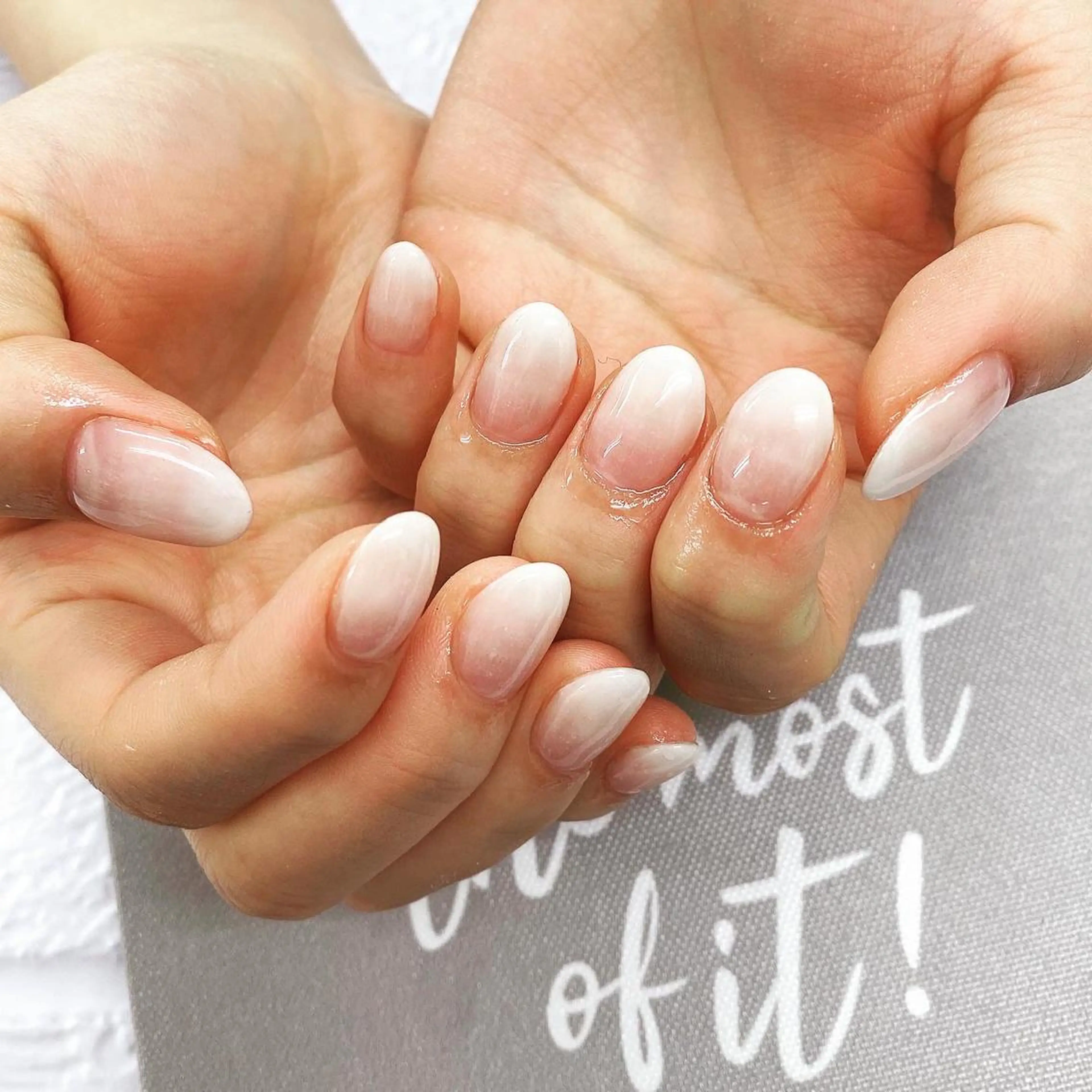 ネイル グラデーション ホワイト ハンドネイル N._._.claw[エヌクロー]所属・N._._. clawのネイルデザイン
