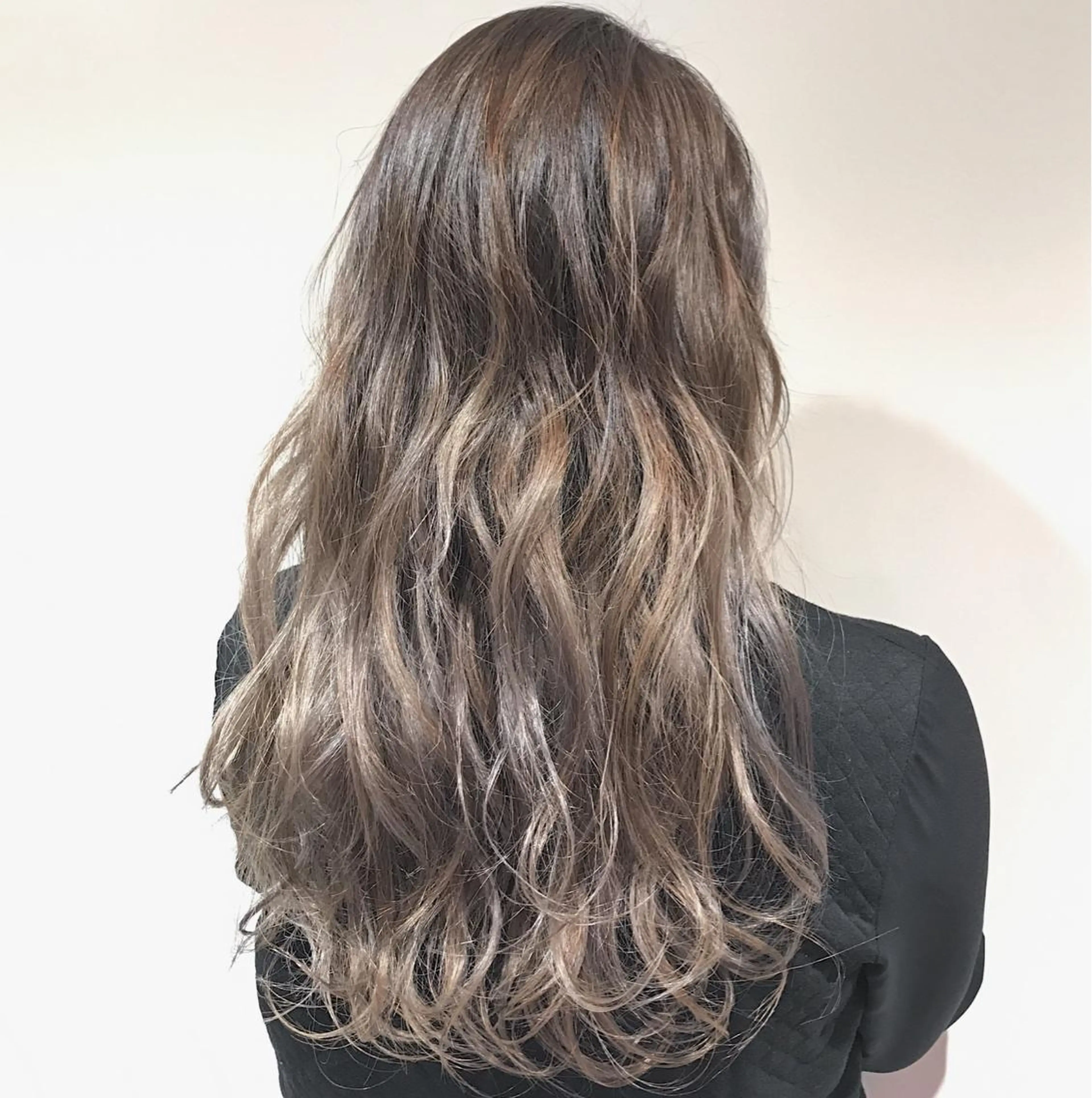 ロング カラー ヘアアレンジ ベージュカラー ホワイトベージュ Zina渋谷エリア マネージャShionのヘアスタイル