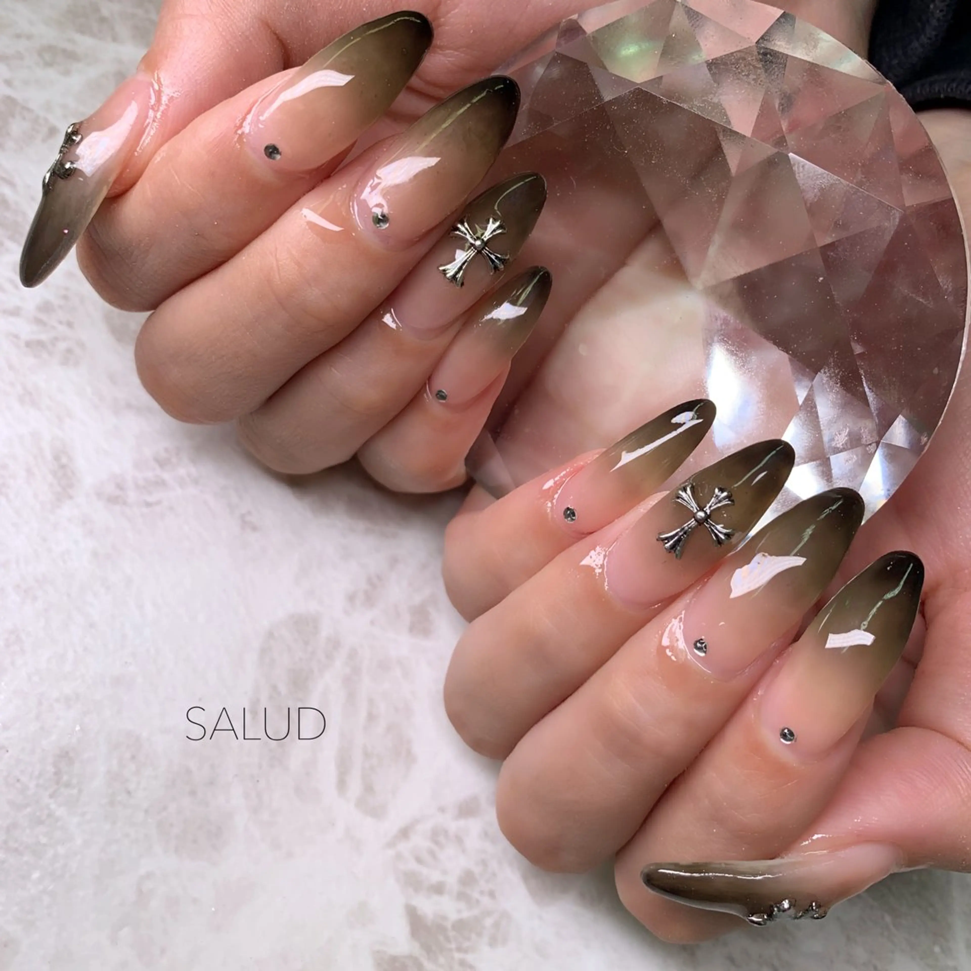 ネイル ストーンネイル ハンドネイル Nail Salon SALUDのネイルデザイン