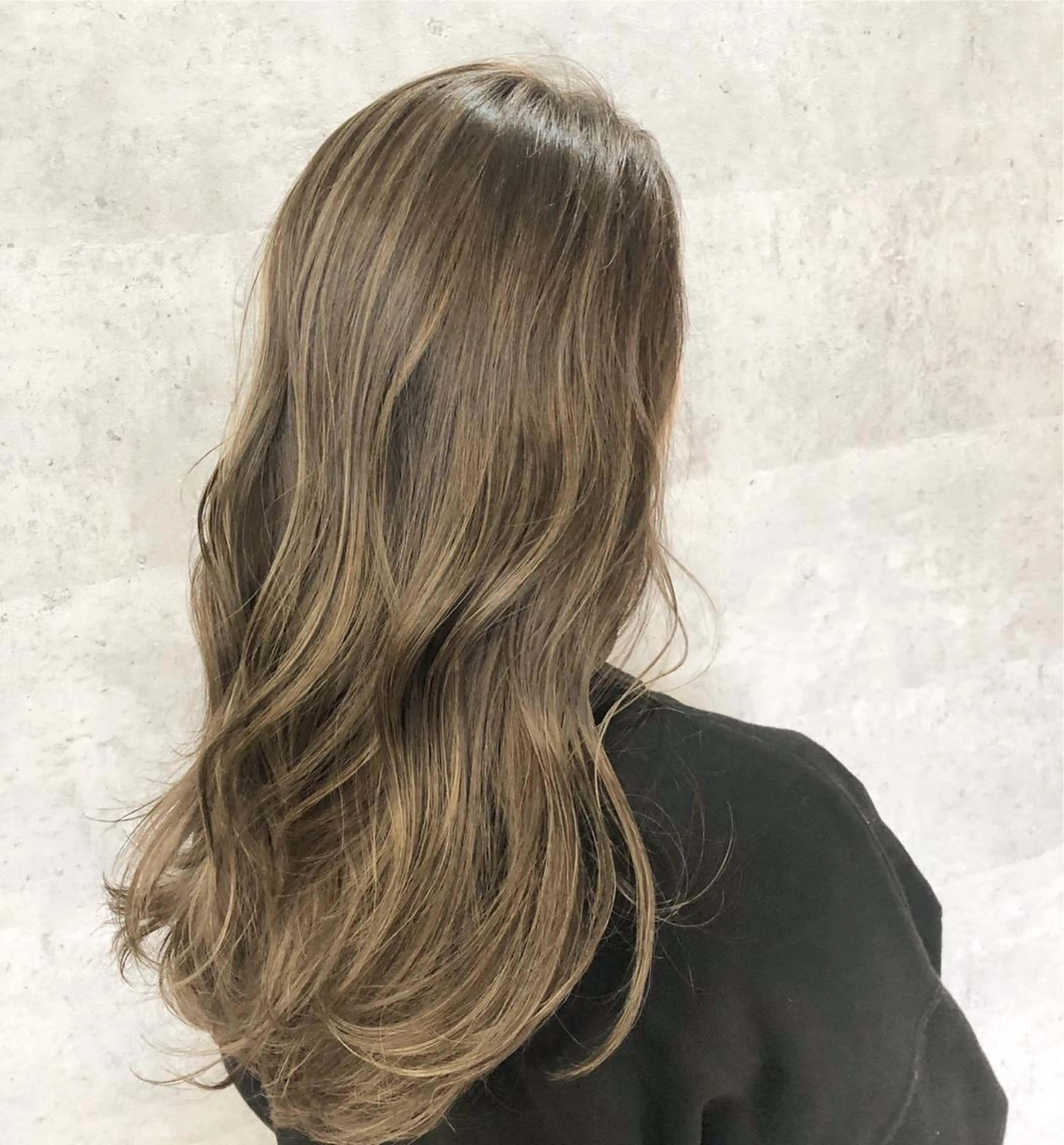 ロング カラー アディクシーカラー アッシュ ベージュカラー ブリーチ ケアブリーチ i  plus＋所属・髪質改善で 憧れの潤艶美髪にのヘアスタイル