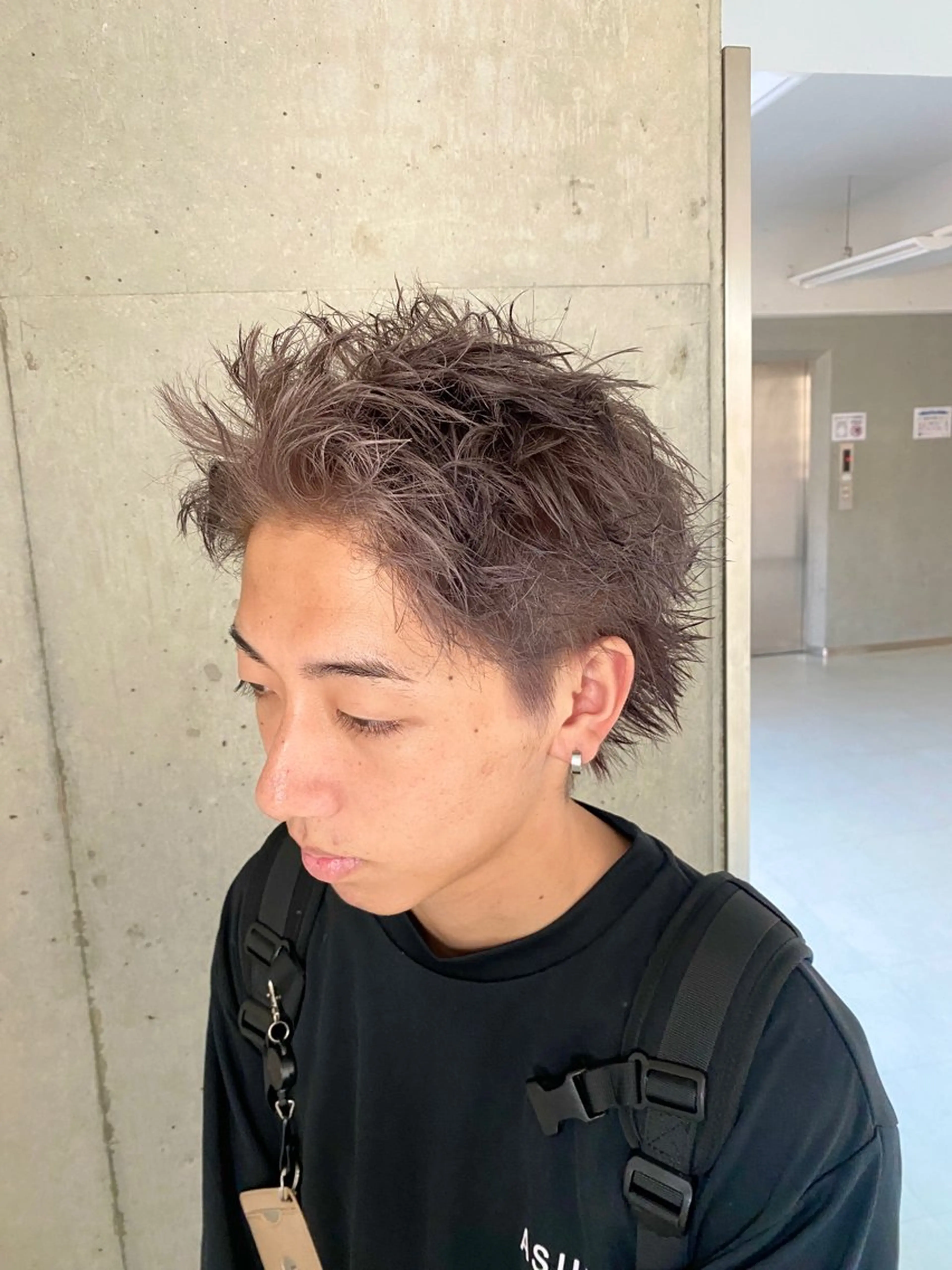 ショート カラー メンズ 透明感カラー グレージュ シルバー シルバーグレージュ 鳴海 稜真のヘアスタイル