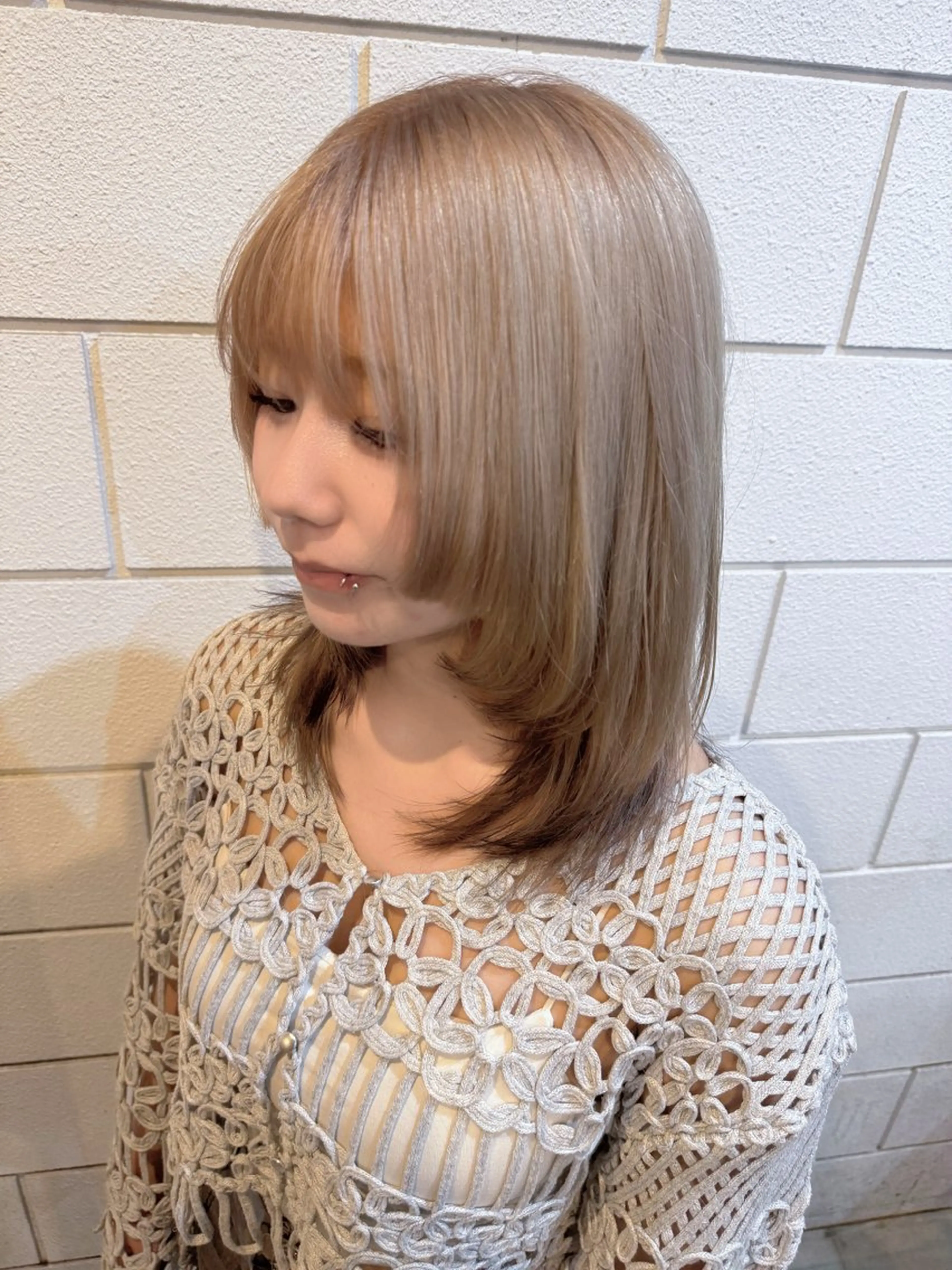 ミディアム ヘアカラー 透け感/ハイトーン/ レイヤー/小山田のヘアスタイル