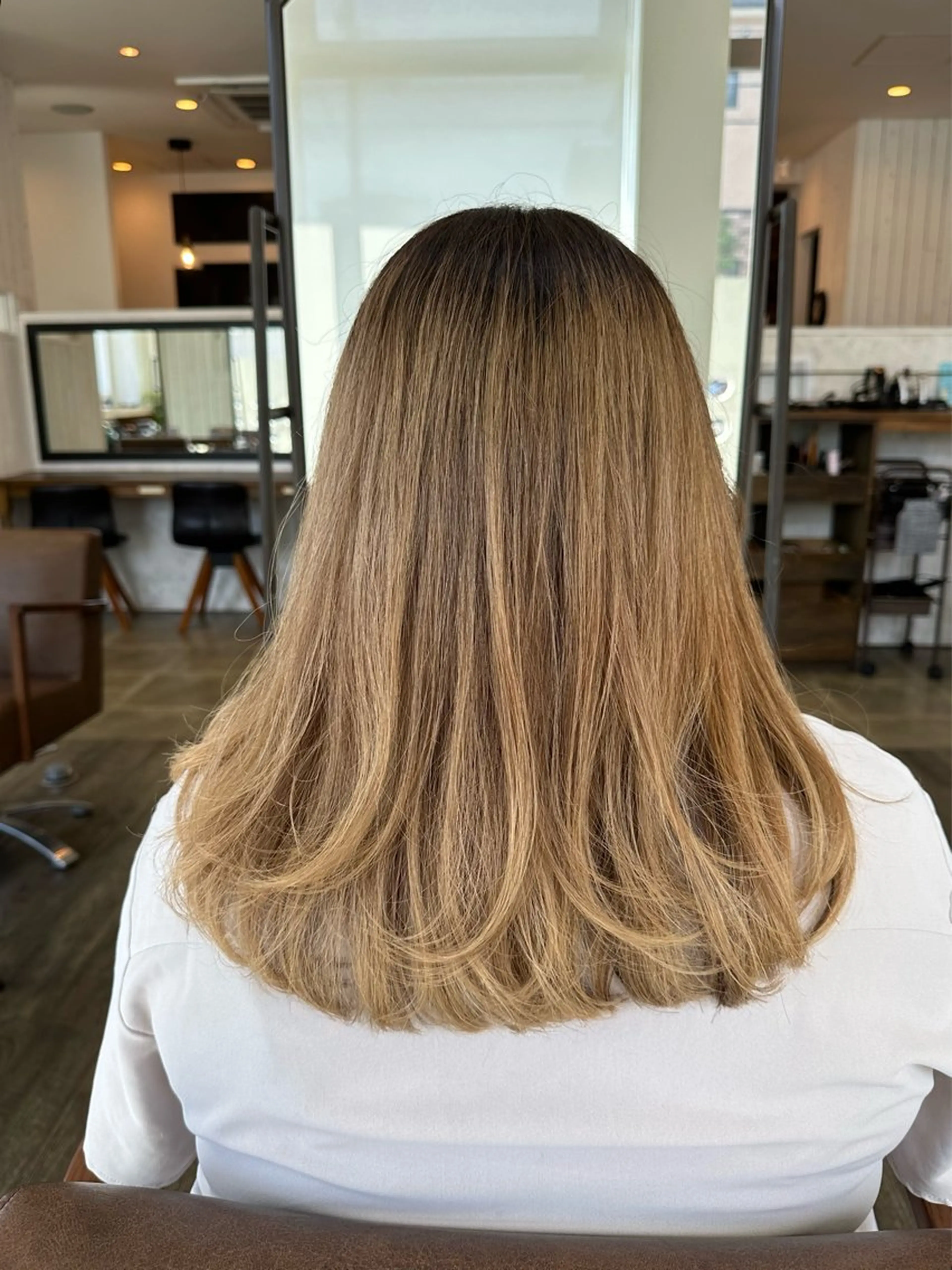 ロング レイヤーカット 岩本みるか/ 暖色カラー/ベージュのヘアスタイル