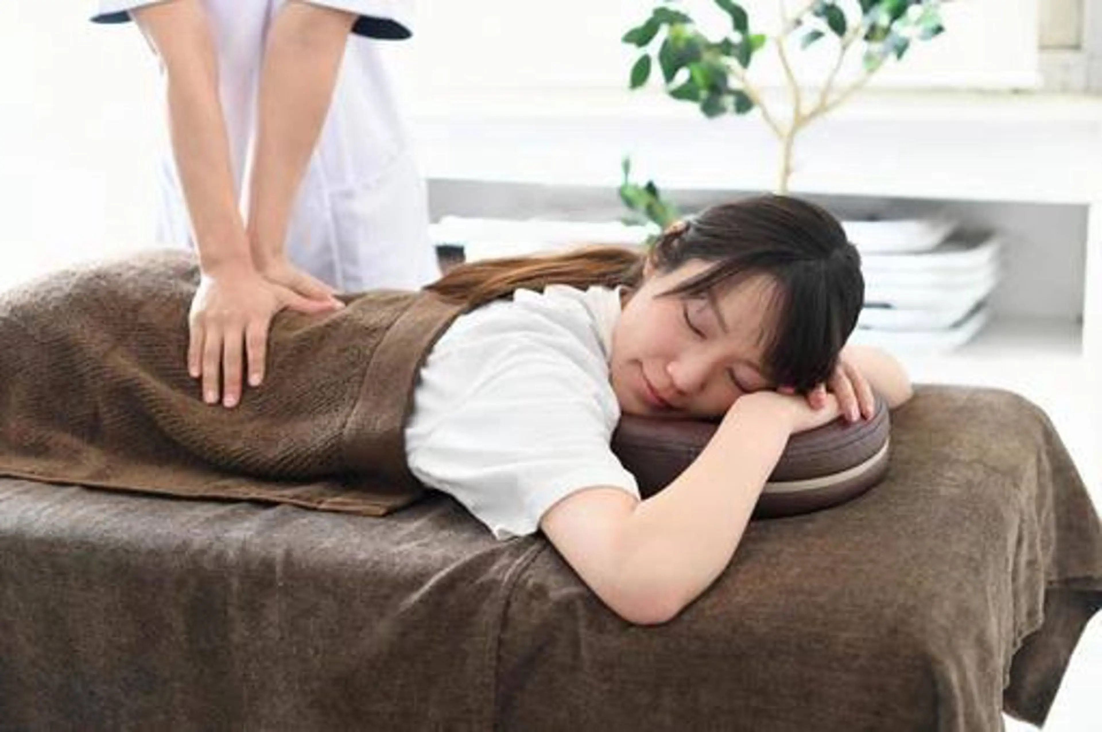 年末までの期間限定の特別価格‼️    腰痛ケア+骨盤矯正　30分コースの写真