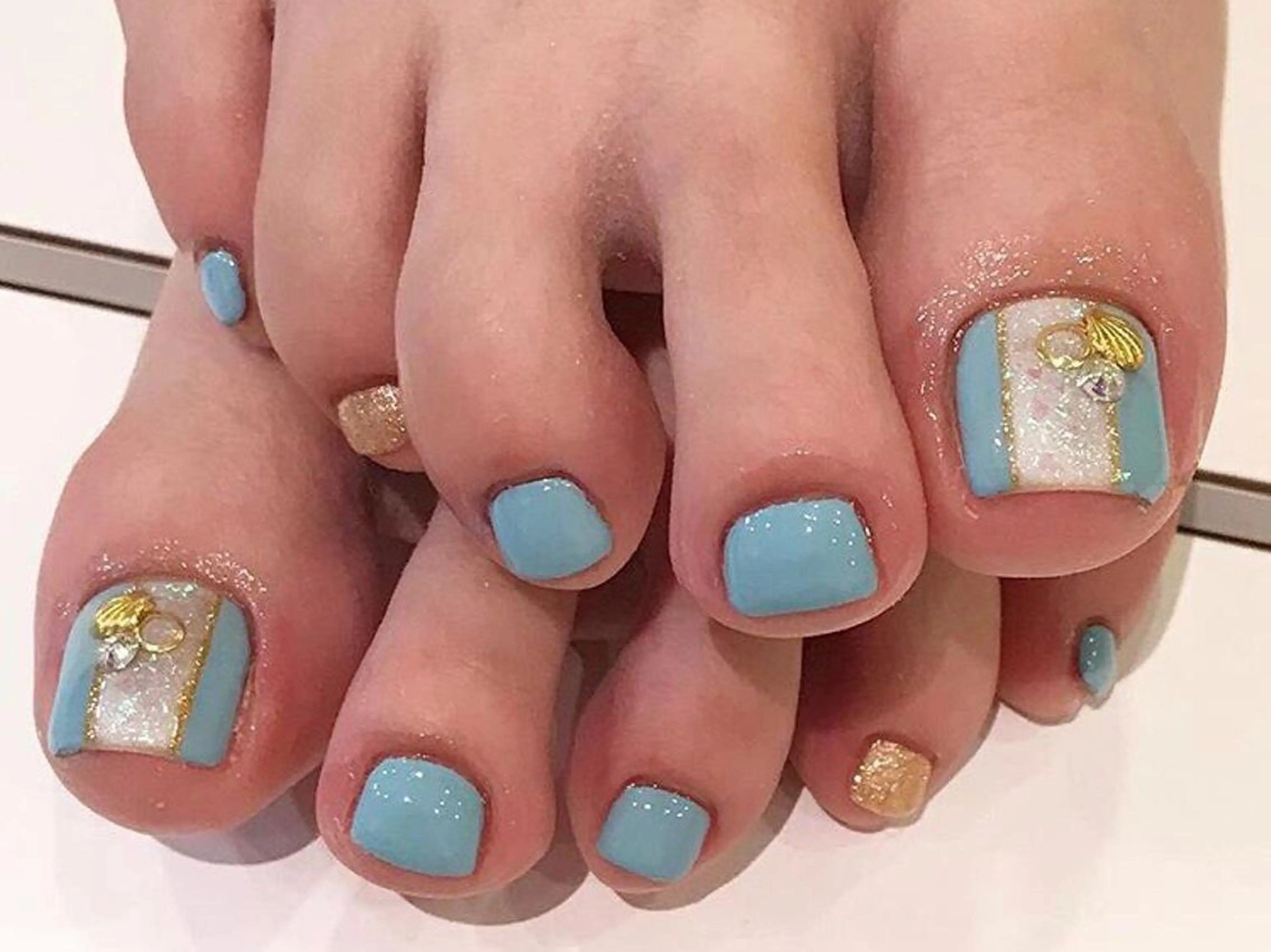 ネイル アートネイル フットネイル ゴールド 水色 ガールネイルサロン所属・ガール ネイルサロンのネイルデザイン