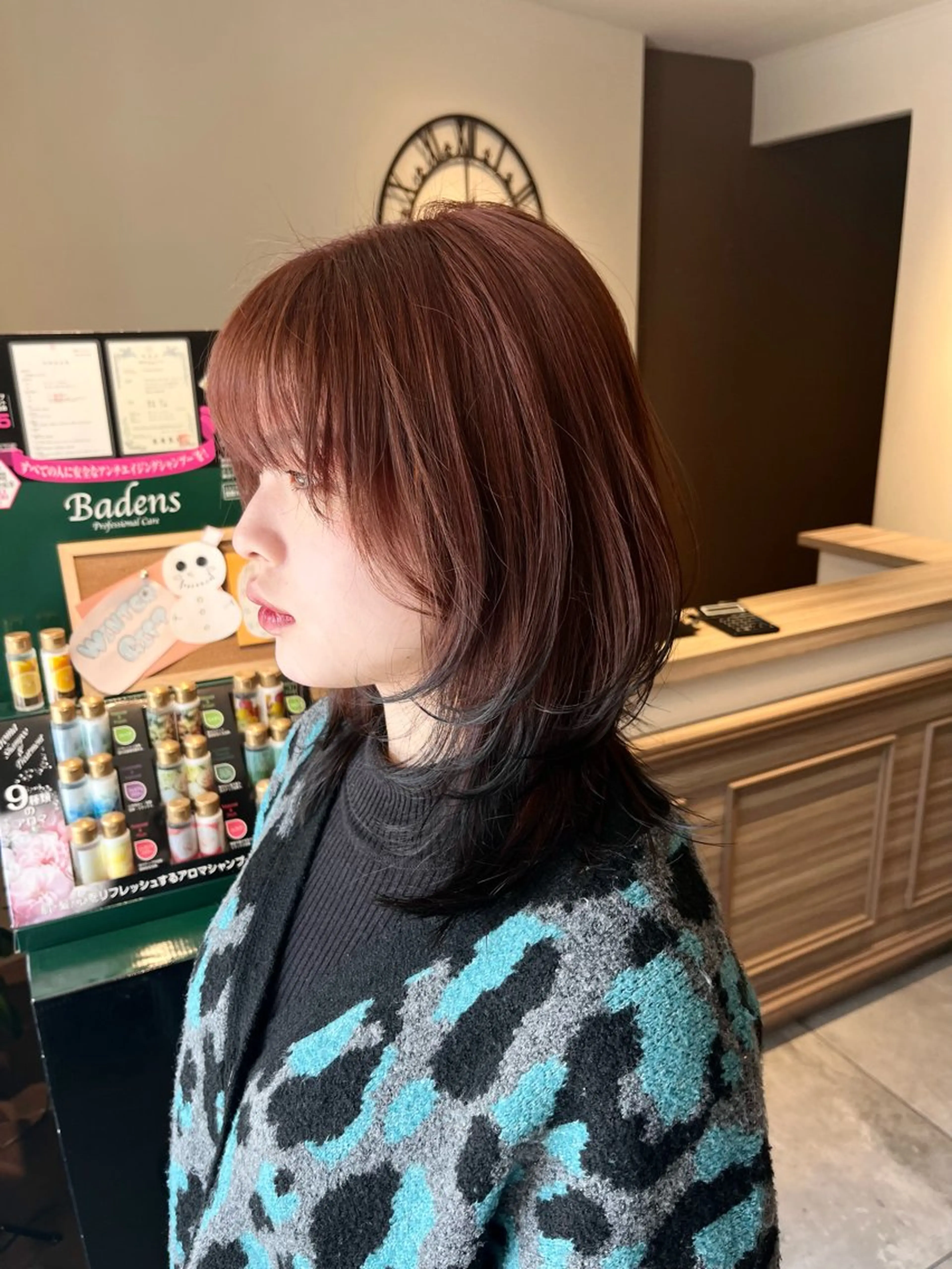 セミロング カラー ブリーチ ボルドーカラー ブラウンカラー ブリーチなしカラー 川越 輝梨奈のヘアスタイル